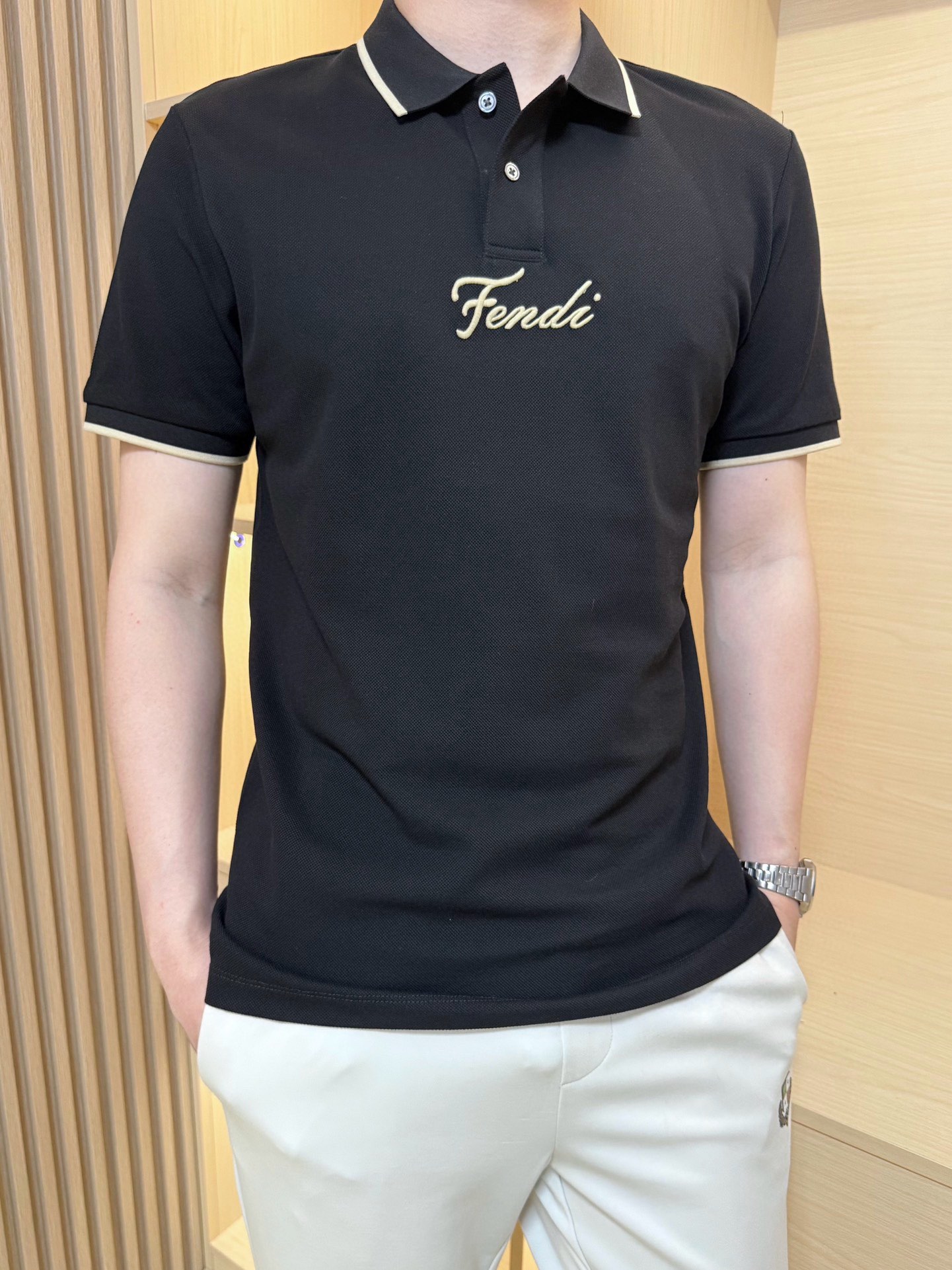 NO:472078,Fendi-2025 latest hot polo is shipped, hot-selling items in Europe and the United States!  Selected Italian imported fine cotton design, the exquisite brand logo on the chest is elegant and fashionable, and the upper body effect needs no more. The number of codes is 48-56 (model 180/140 wears 50, with Hong Kong Lane Crawford gift box packaging), fendi, alexander wang19860909芬迪-2025最新爆款polo出货 欧美热销单品！精选意大利进口精棉设计,胸前的精致的品牌标志雅致不失时尚 上身效果不用多说.码数48-56（模特180/140穿50,配香港连卡佛礼盒包装）,,fendi,alexander wang,Men's clothing