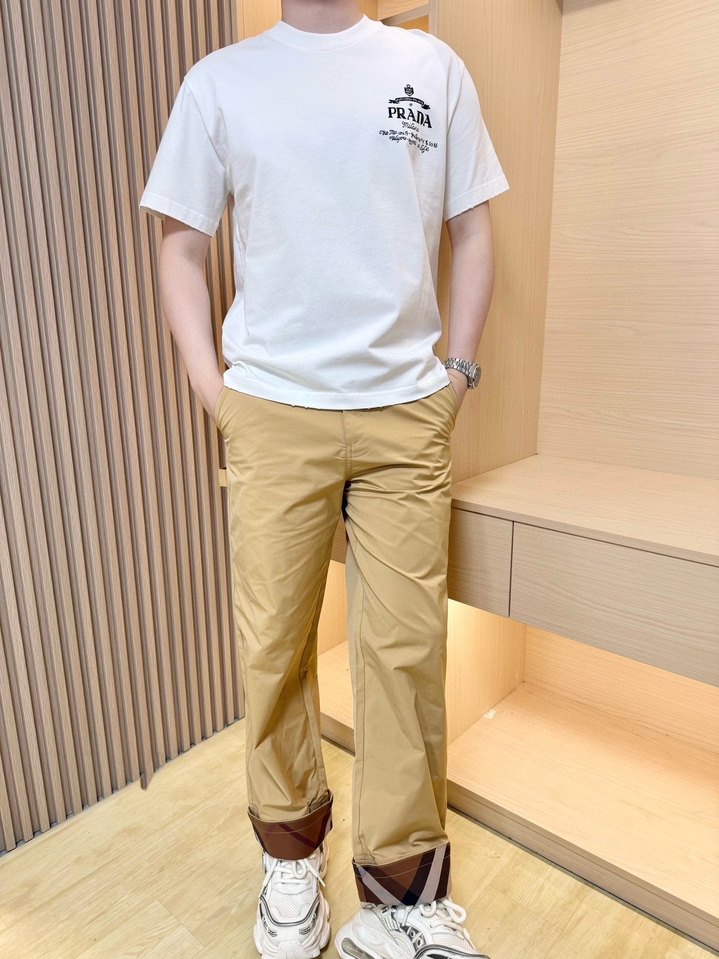 NO:472089,Prada-2025 latest round neck T-shirt shipment, hot-selling items in Europe and the United States!  Selected high-density precision cotton fabric imported from Italy, the brand logo on the chest is matched with the latest design, showing fashion, the base and outerwear are quite good looking. The code number XS-XL (model 180/140 wear S, with Hong Kong Lane Crawford gift box packaging), prada,tees, t-shirt, alexander wang19860909普拉达-2025最新圆领T恤出货 欧美热销单品！精选意大利进口高密精棉面料,胸口的品牌标志搭配最新的设计,彰显时尚 打底和外穿都相当好看.码数XS-XL（模特180/140穿S,配香港连卡佛礼盒包装）,,prada,tees，t-shirt,alexander wang,Men's clothing