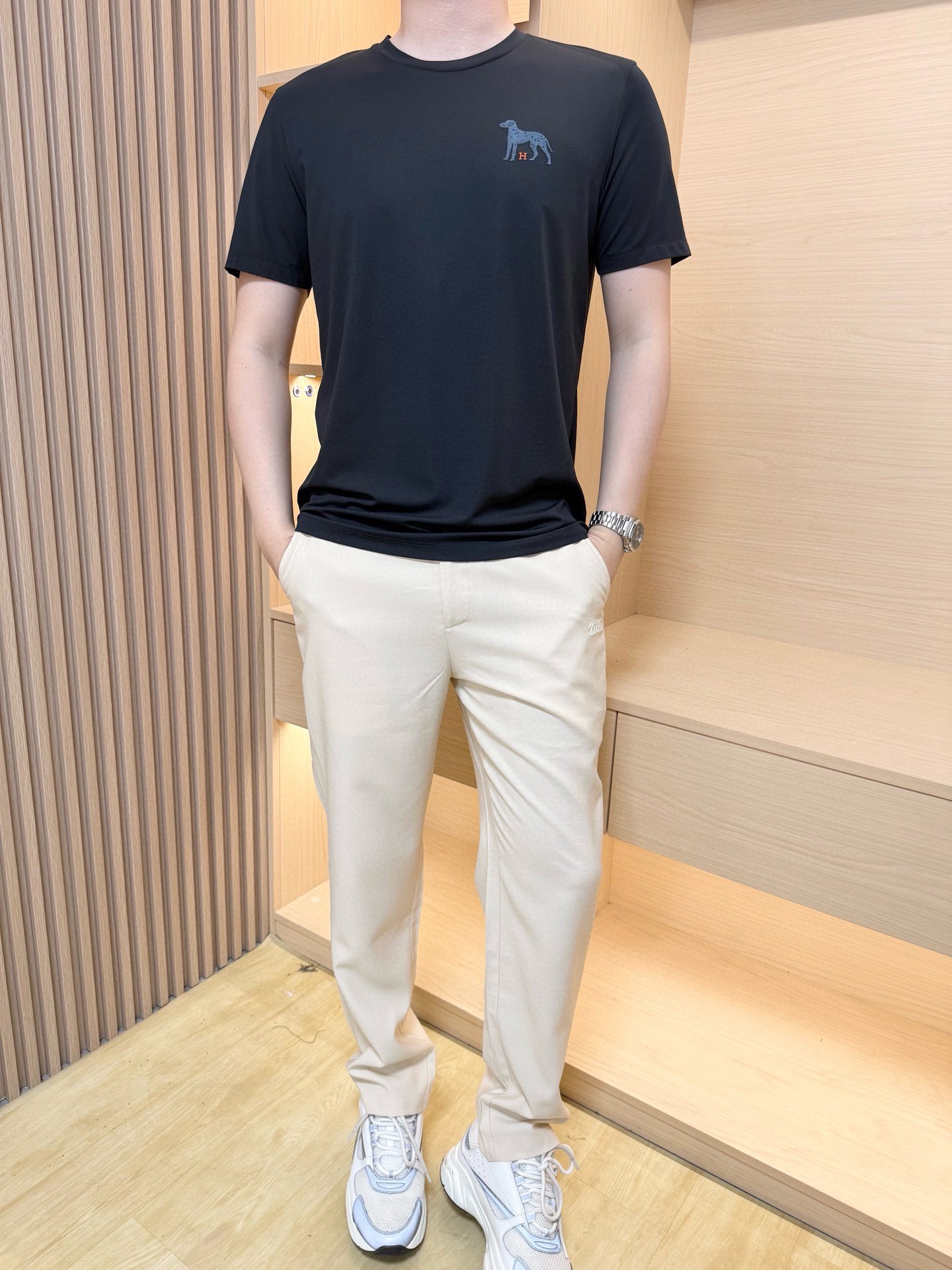 NO:472099,Hermes - the latest hot T-shirts shipped in 2025, and hot-selling items in Europe and the United States!  Selected Italian imported fine cotton fabrics with fashionable designs, the exquisite H logo on the chest highlights the charm You are definitely worthy of having. Number 48-56 (model 180/140 wears 50, with Hong Kong Lane Crawford gift box packaging), hermes,tees, t-shirt, alexander wang19860909爱马仕-2025最新爆款T恤出货 欧美热销单品！精选意大利进口精棉面料搭配时尚的设计,胸前精致的H标志彰显韵味 您绝对值得拥有.码数48-56（模特180/140穿50,配香港连卡佛礼盒包装）,,hermes,tees，t-shirt,alexander wang,Men's clothing