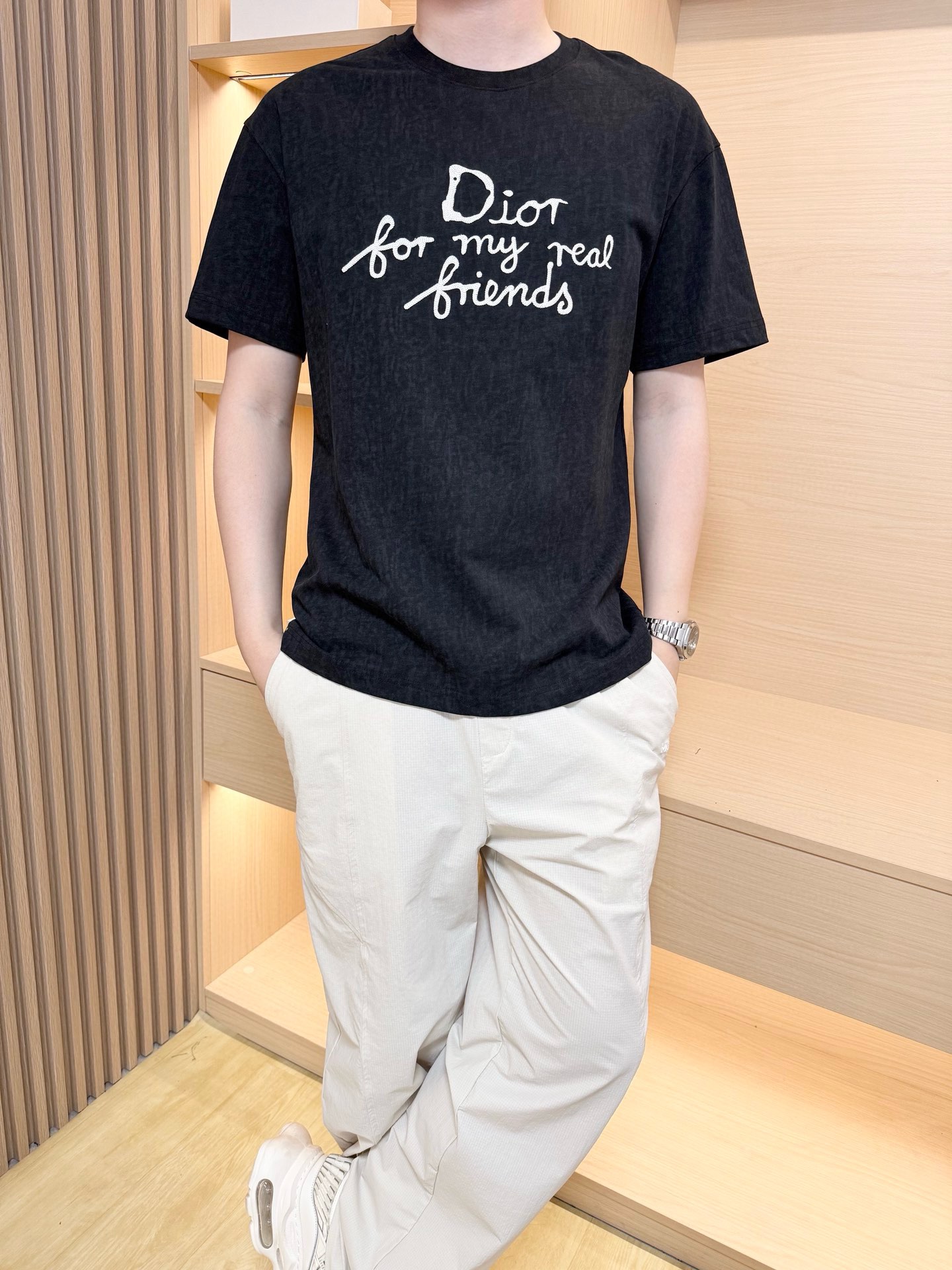 NO:472104,Dior-2025 latest round neck T-shirt shipment, hot-selling items in European and American counters!  Selected high-density precision cotton fabric imported from Italy, the brand logo on the chest is matched with the latest design, showing fashion, the base and outerwear are quite good looking. S-XXL (model 180/140 wear M, with Hong Kong Lane Crawford gift box packaging), dior,tees, t-shirt, alexander wang19860909迪奥-2025最新圆领T恤出货 欧美专柜热销单品！精选意大利进口高密精棉面料,胸口的品牌标志搭配最新的设计,彰显时尚 打底和外穿都相当好看.码数S-XXL（模特180/140穿M,配香港连卡佛礼盒包装）,,dior,tees，t-shirt,alexander wang,Men's clothing