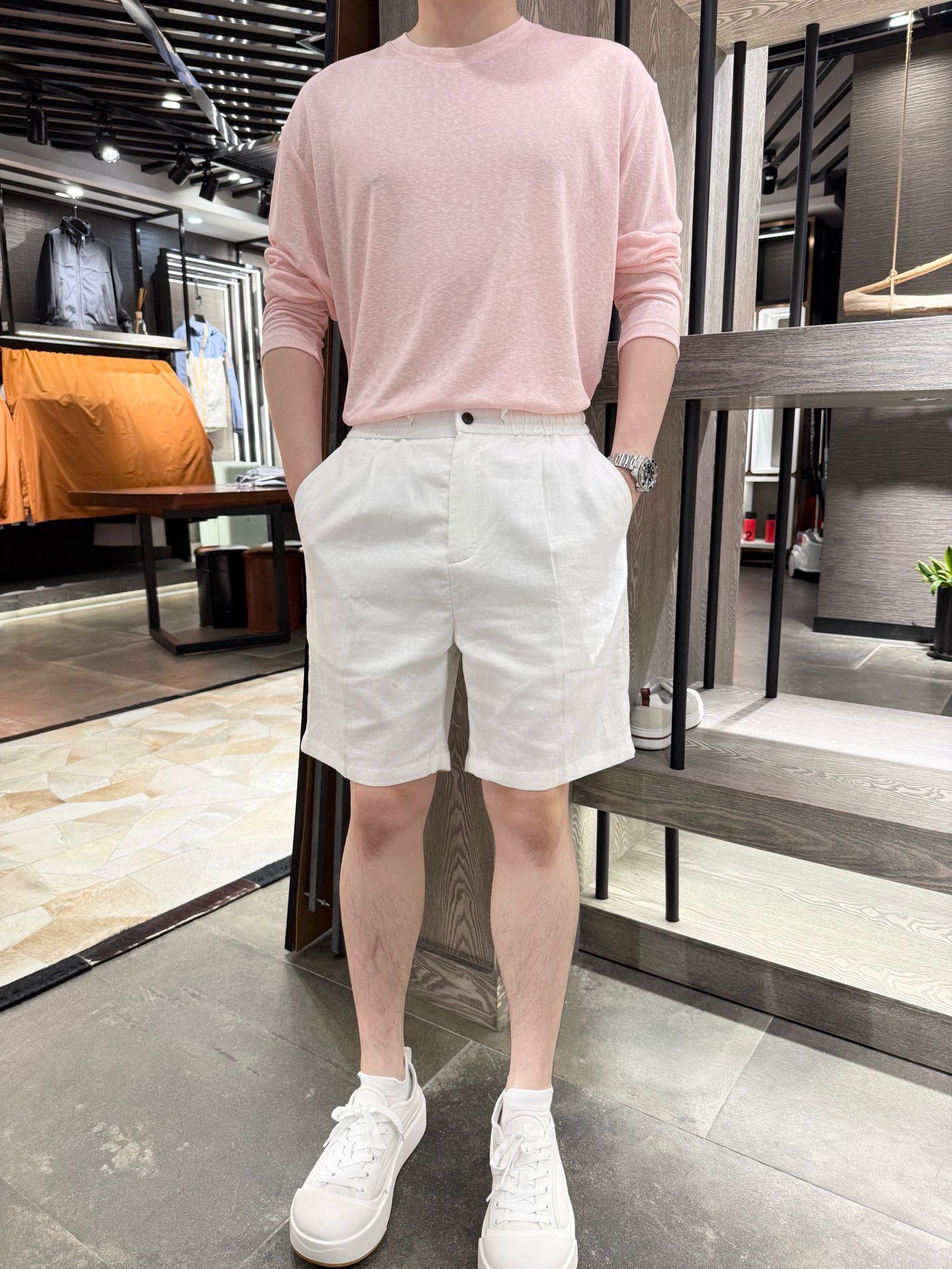 NO:472115,Jenia-line-blend casual shorts elastic waist fabric is made of cotton and linen. Its advantages are comfortable to wear cotton fibers and skin-friendly. Linen fibers are hygroscopic, can quickly absorb and dissipate sweat, keeping the skin dry. The combination of the two makes the pants both soft and linen breathable and cool. Compared with pure linen pants, the wrinkle resistance of this pants with higher cotton content has been improved, making it easier to wear and care for daily wear and tear. The natural texture of the unique texture of cotton and the refreshing feeling of linen blend together, making the pants present a unique texture, with a casual and natural style, and can be casual and casual. Strong durability, cotton and linen are both natural fibers with higher strength. This blended pants are more wear-resistant and have a long service life.  Size 48-56 (model 180/140 wears 50, with Hong Kong Lane Crawford gift box packaging), zegna, shorts, alexander wang19860909杰尼亚-亚麻混纺休闲短裤松紧腰 面料采用棉加亚麻混纺而成 其优点 穿着舒适棉纤维柔软亲肤,亚麻纤维吸湿性强,能快速吸收并散发汗液,使皮肤保持干爽,两者结合让裤子既有棉的柔软,又有亚麻的透气凉快. 抗皱性较好相比纯亚麻裤子,含棉量较高的这款裤子抗皱性能有所提升,日常穿着和打理相对容易. 质感独特棉的自然质感与亚麻的清爽感相互融合,使裤子呈现出一种独特的质感,具有休闲、自然的风格,可商务可休闲. 耐用性强棉和亚麻都是天然纤维,强度较高,这款混纺裤子比较耐磨,使用寿命较长. 尺码48-56(模特180/140穿50,配香港连卡佛礼盒包装),,zegna,shorts,alexander wang,Men's clothing