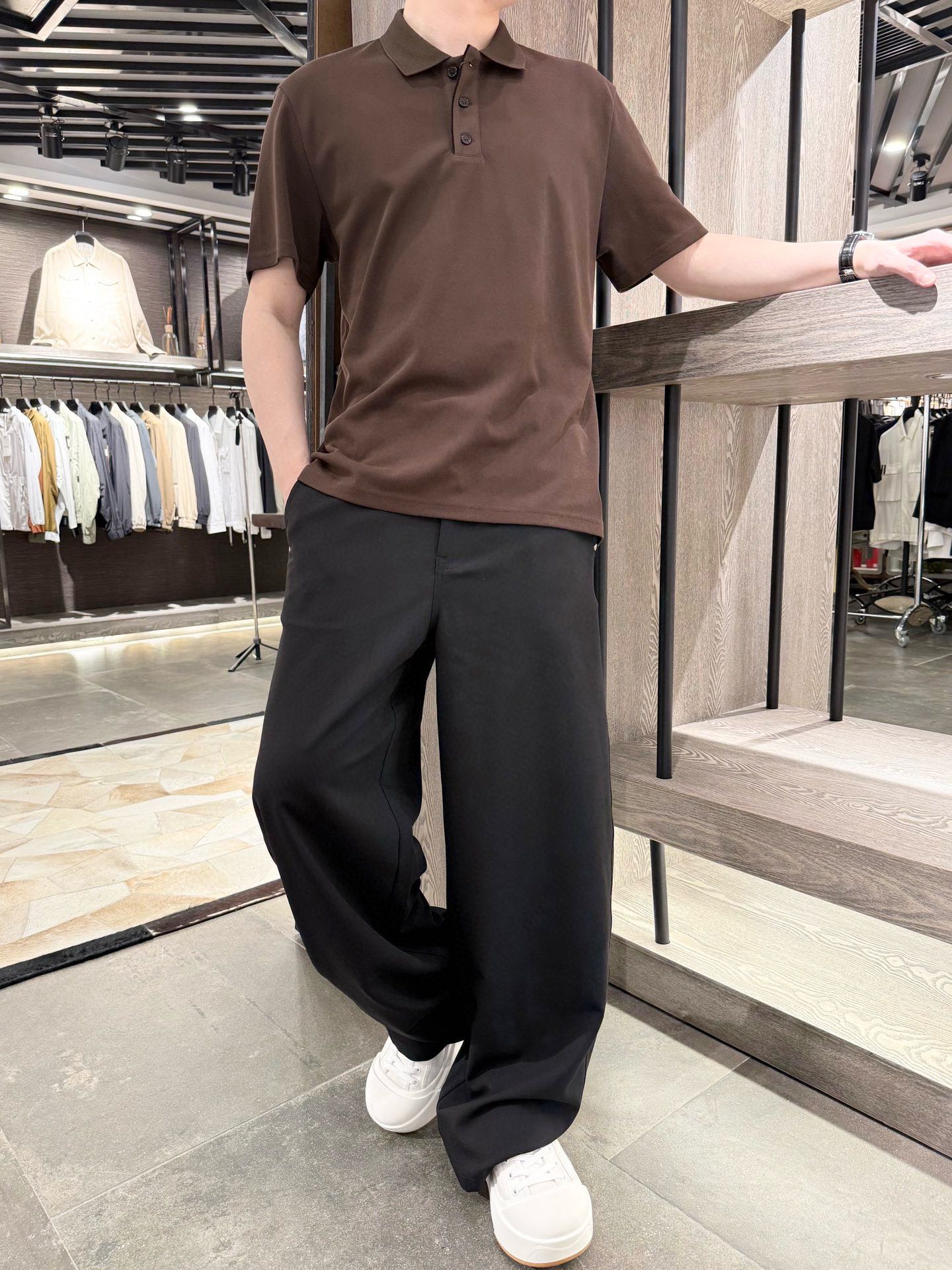 NO:472072,Zenia - Summer Polo short-sleeved T-shirt, exquisite neckline and buttons are matched with the latest design, and the details show the quality. The fabric is made of a blend of cotton, polyester fiber and spandex, which is comfortable and elastic. The slim fit style, whether it is a daily street or a business and casual occasion, can easily make you the focus and interpret your fashion attitude. S-2XL (model 180/140 wears M, with Hong Kong Lane Crawford gift box packaging), zegna, T-shirt, tees, t-shirt, alexander wang19860909杰尼亚-夏季Polo短袖T恤,精致的领口与纽扣搭配最新的设计,细节之处彰显品质.面料由棉、聚酯纤维和氨纶混纺而成,舒适又具弹性.修身版型,无论是日常出街还是商务休闲场合,它都能让你轻松成为焦点,诠释属于你的时尚态度.码数S-2XL(模特180/140穿M,配香港连卡佛礼盒包装),,zegna,T-shirt,tees，t-shirt,alexander wang,Men's clothing