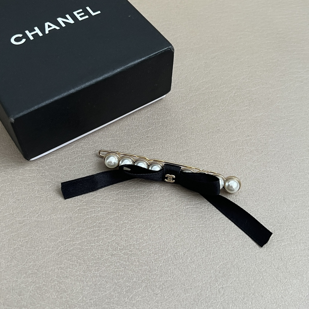 【】chaneL 小香中古发夹
超洋气的古铜色  配上经典双C家抓夹夹  
简直颜值爆棚 🤎太喜欢了  