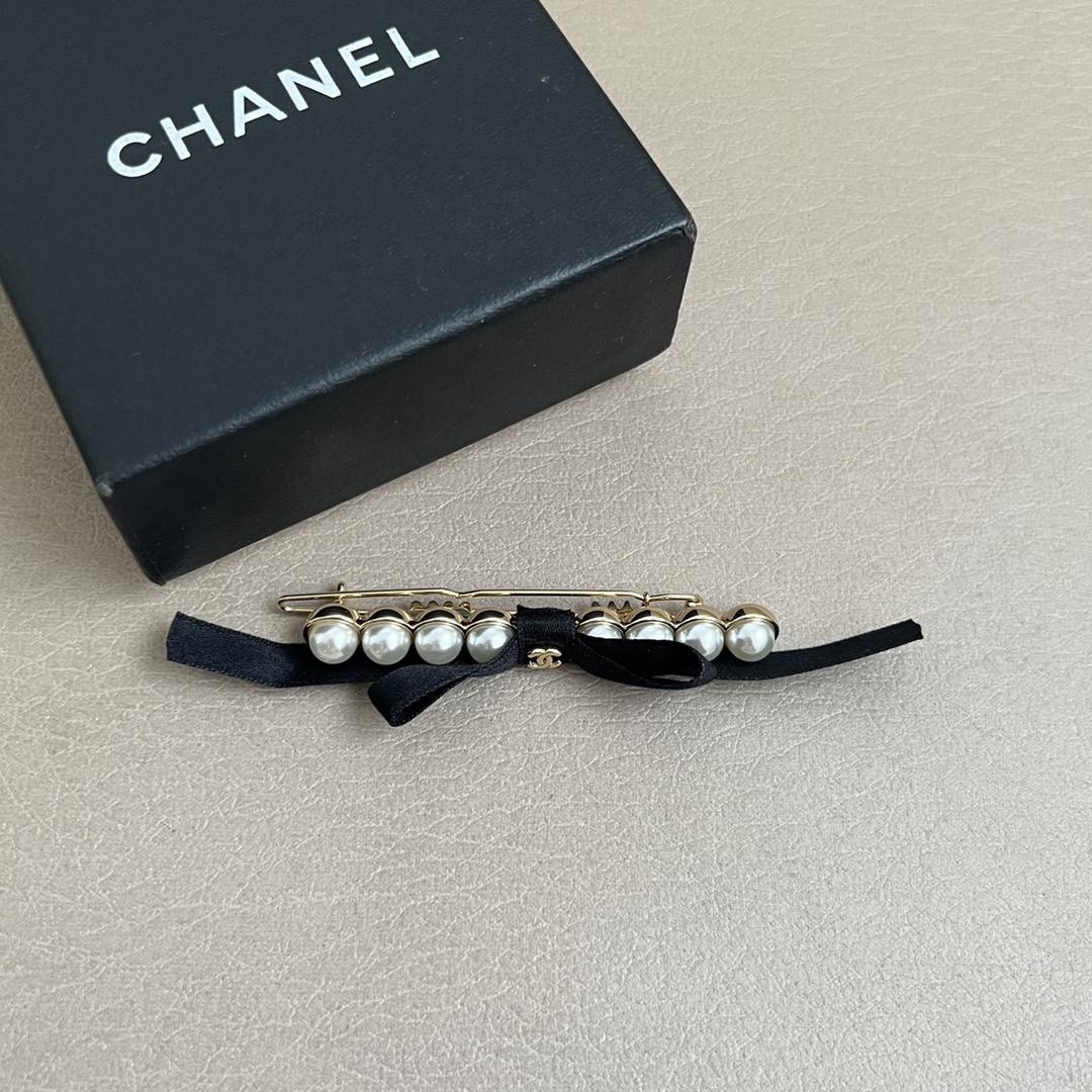 【】chaneL 小香中古发夹
超洋气的古铜色  配上经典双C家抓夹夹  
简直颜值爆棚 🤎太喜欢了  