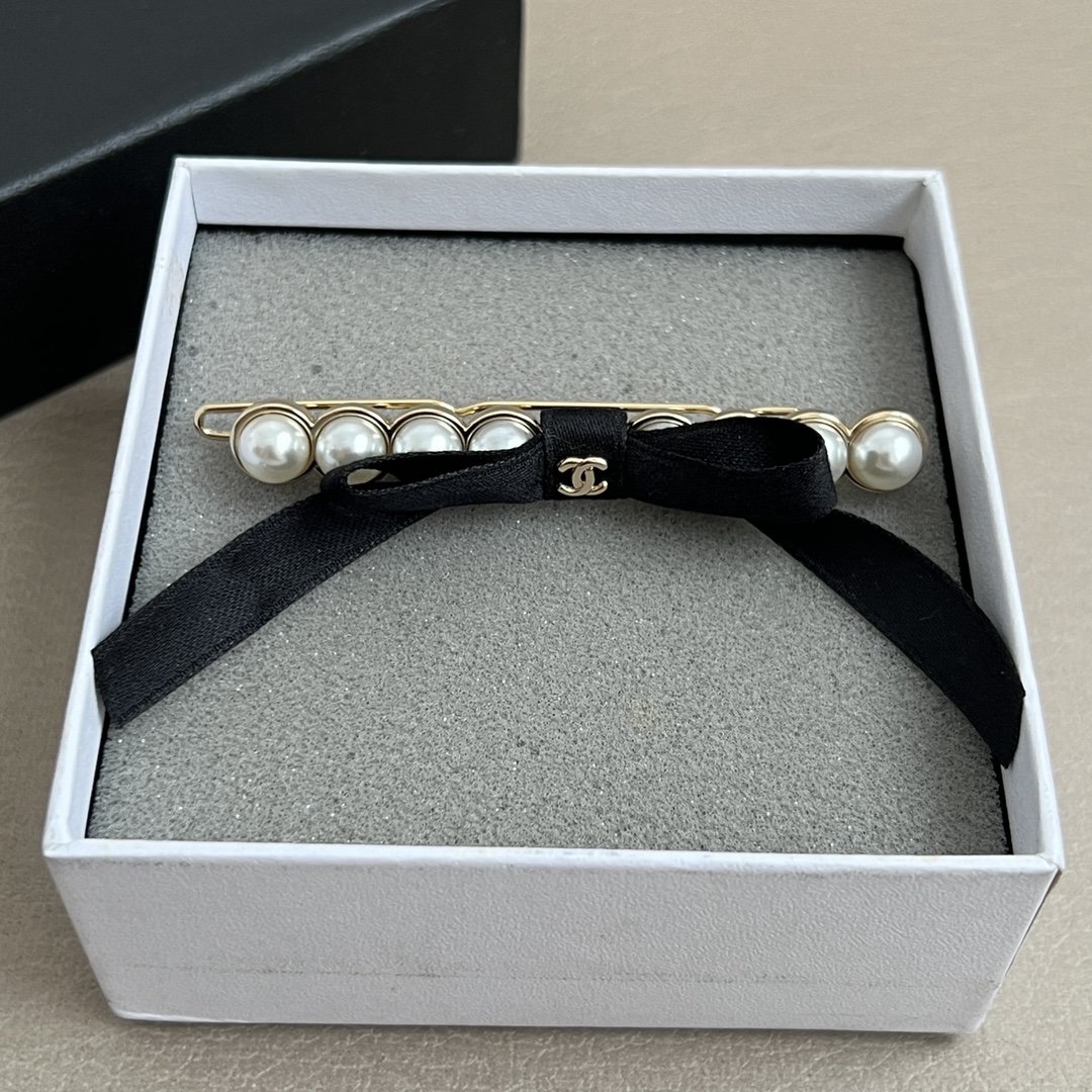 【】chaneL 小香中古发夹
超洋气的古铜色  配上经典双C家抓夹夹  
简直颜值爆棚 🤎太喜欢了  