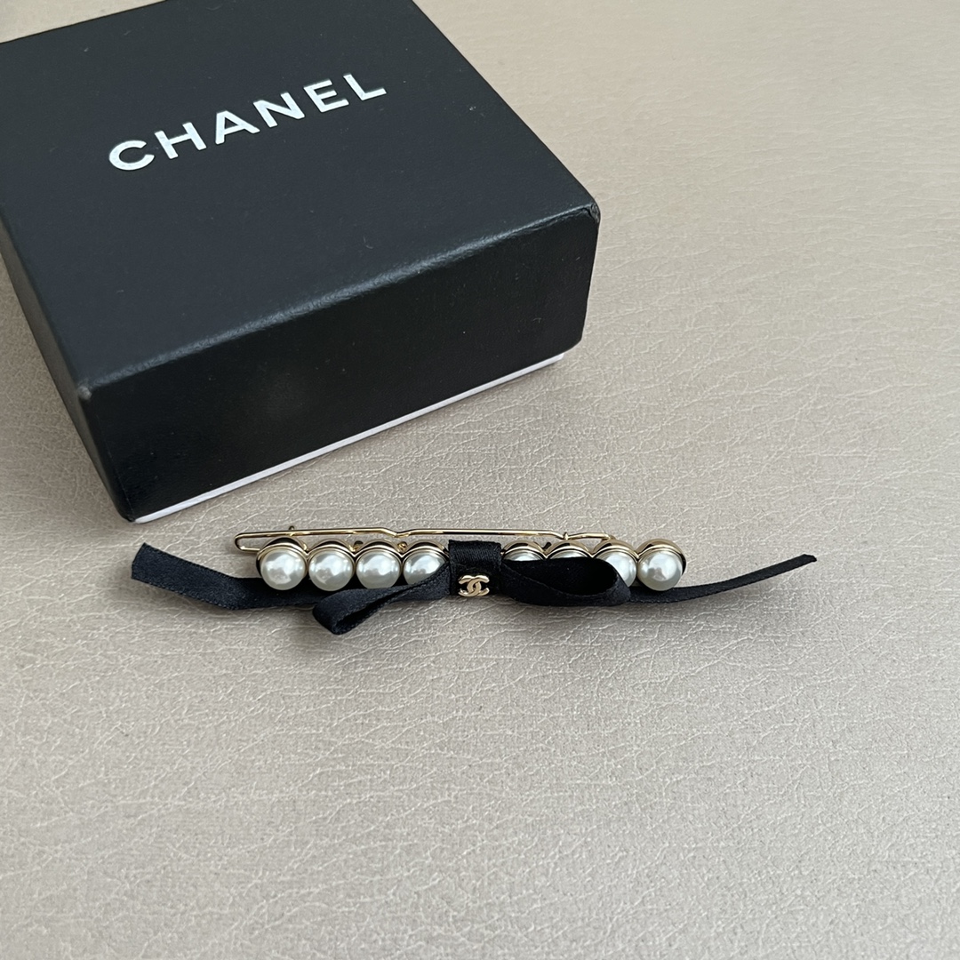 【】chaneL 小香中古发夹
超洋气的古铜色  配上经典双C家抓夹夹  
简直颜值爆棚 🤎太喜欢了  