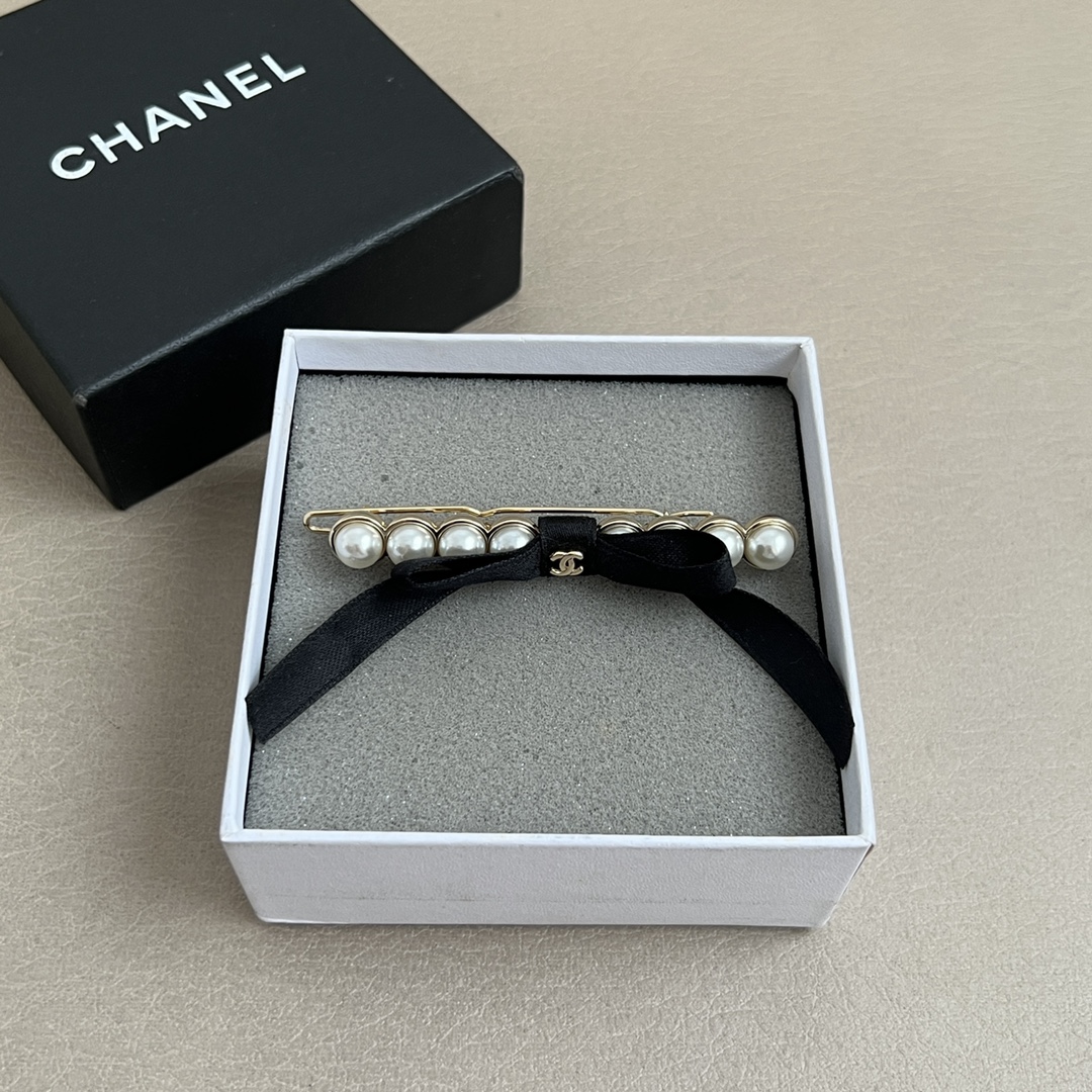 【】chaneL 小香中古发夹
超洋气的古铜色  配上经典双C家抓夹夹  
简直颜值爆棚 🤎太喜欢了  