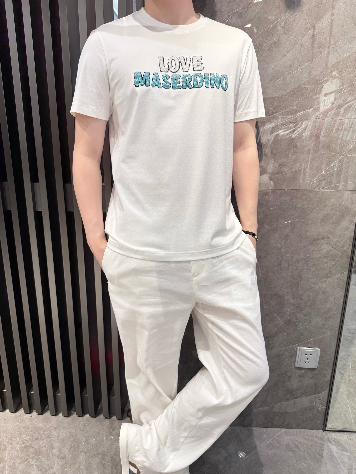 NO:472095,Dino luxury products - brand authentic 2025 latest round neck T-shirt shipment, hot-selling items in Europe and the United States!  Select Italian imported brands to customize European cotton!  The brand beads on the chest are matched with the latest design to highlight fashion!  Number of codes 48-56 (model 180/140 wears 50, with Hong Kong Lane Crawford gift box packaging), tees, t-shirt, alexander wang19860909Dino奢品-品牌正品2025最新圆领T恤出货 欧美热销单品！精选意大利进口品牌定制欧货棉！胸口的品牌钉珠搭配最新的设计,彰显时尚 ！码数48-56（模特180/140穿50,配香港连卡佛礼盒包装）,,tees，t-shirt,alexander wang,Men's clothing