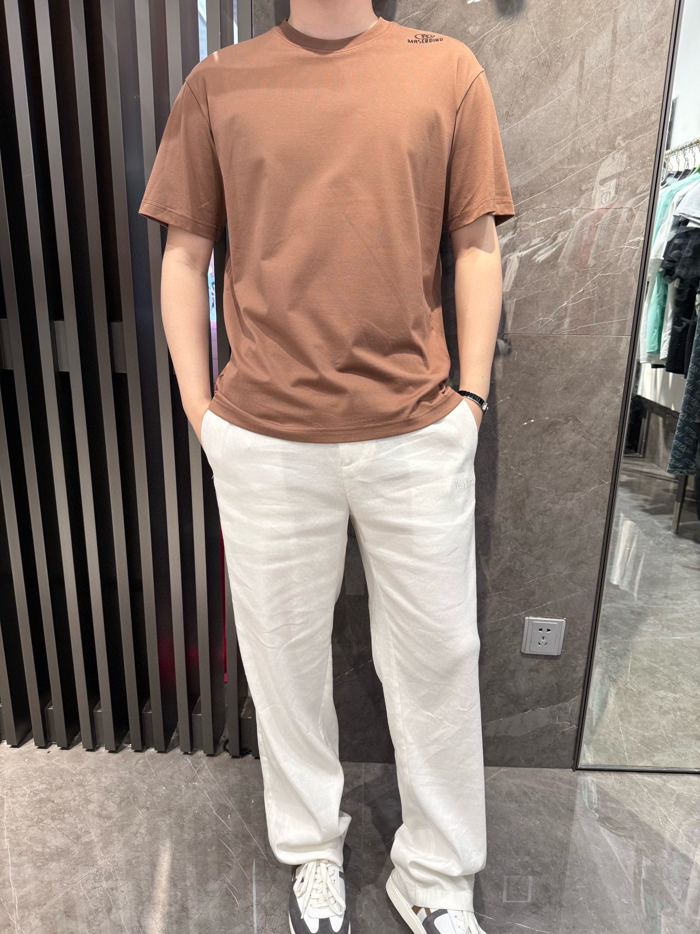 NO:472142,Dino luxury products - brand authentic 2025 latest round neck T-shirt shipment, hot-selling items in Europe and the United States!  Select Italian imported brands to customize European cotton!  The brand digital printing on the back is matched with the latest design to highlight fashion!  Number of codes 48-56 (model 180/140 wears 50, with Hong Kong Lane Crawford gift box packaging), tees, t-shirt, alexander wang19860909Dino奢品-品牌正品2025最新圆领T恤出货 欧美热销单品！精选意大利进口品牌定制欧货棉！后背的品牌数码印花搭配最新的设计,彰显时尚 ！码数48-56（模特180/140穿50,配香港连卡佛礼盒包装）,,tees，t-shirt,alexander wang,Men's clothing