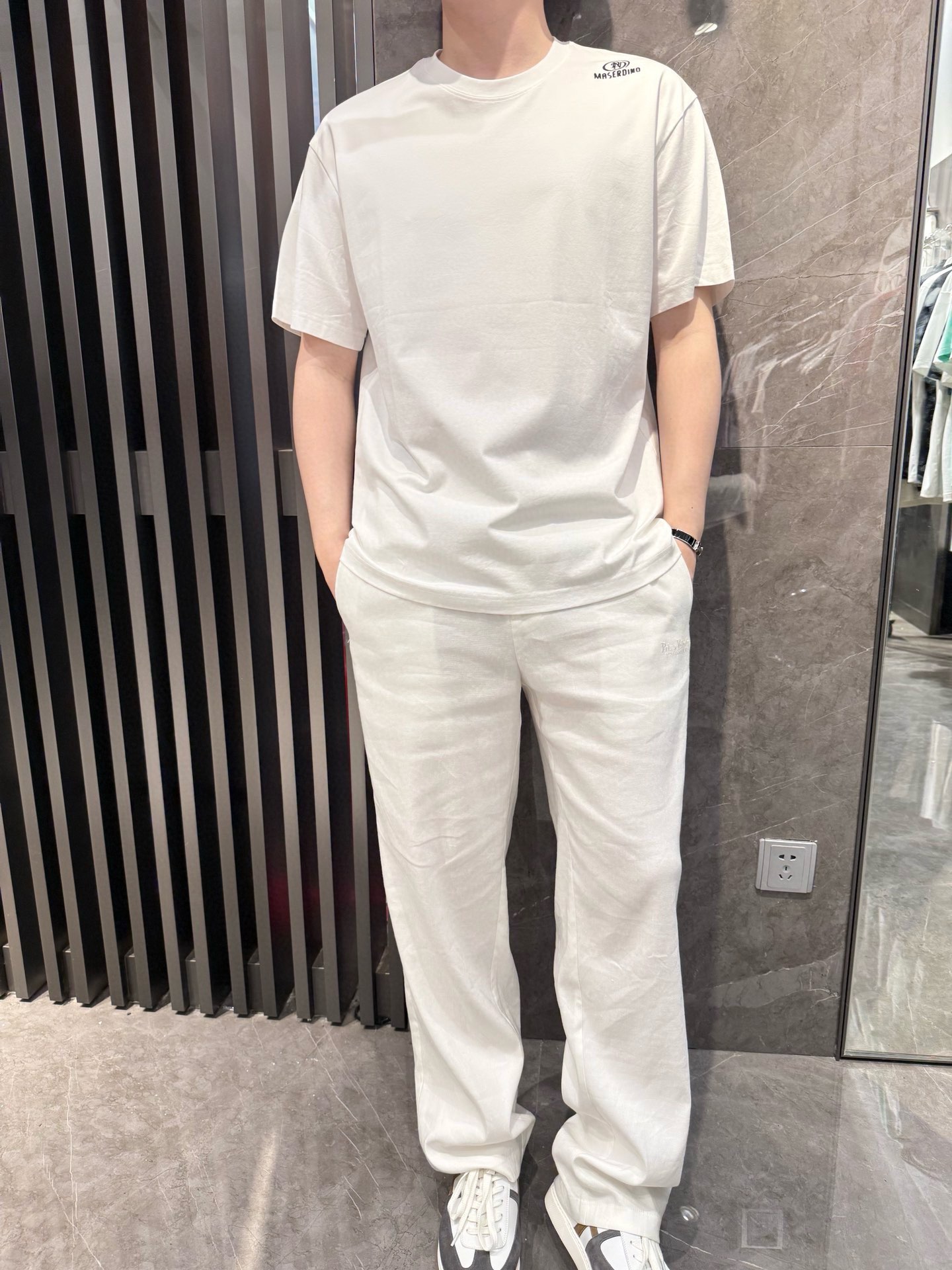 NO:472100,Dino luxury products - brand authentic 2025 latest round neck T-shirt shipment, hot-selling items in Europe and the United States!  Select Italian imported brands to customize European cotton!  The brand digital printing on the back is matched with the latest design to highlight fashion!  Number of codes 48-56 (model 180/140 wears 50, with Hong Kong Lane Crawford gift box packaging), tees, t-shirt, alexander wang19860909Dino奢品-品牌正品2025最新圆领T恤出货 欧美热销单品！精选意大利进口品牌定制欧货棉！后背的品牌数码印花搭配最新的设计,彰显时尚 ！码数48-56（模特180/140穿50,配香港连卡佛礼盒包装）,,tees，t-shirt,alexander wang,Men's clothing