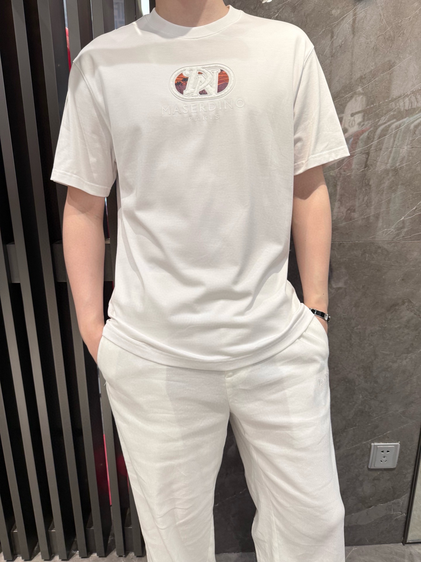 NO:472105,Dino luxury products - brand authentic 2025 latest round neck T-shirt shipment, hot-selling items in Europe and the United States!  Select Italian imported brands to customize European cotton!  The brand logo on the chest is matched with the latest design to highlight fashion!  Number of codes 48-56 (model 180/140 wears 50, with Hong Kong Lane Crawford gift box packaging), tees, t-shirt, alexander wang19860909Dino奢品-品牌正品2025最新圆领T恤出货 欧美热销单品！精选意大利进口品牌定制欧货棉！胸前的品牌标志搭配最新的设计,彰显时尚 ！码数48-56（模特180/140穿50,配香港连卡佛礼盒包装）,,tees，t-shirt,alexander wang,Men's clothing