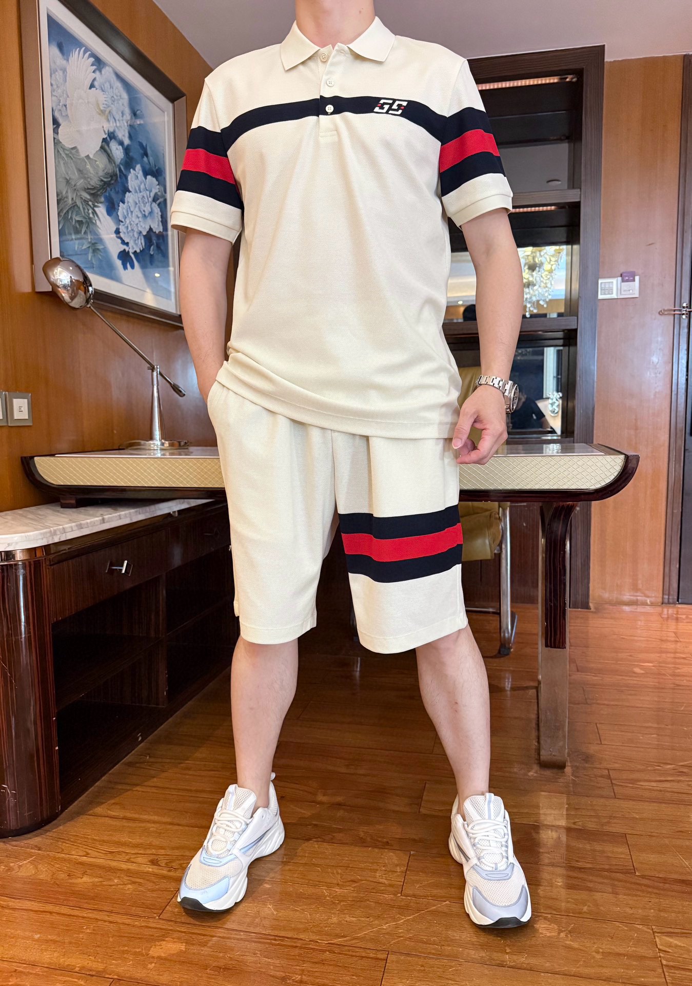 NO:472111,Guqi-2025 counter latest hit sets are shipped, hot-selling items in European and American counters!  Selected Italian imported fine cotton fabrics with simple designs, exquisite brand English logo on the chest and color-blocking design on the cuffs to highlight fashion. Size 48-56 (model 173/130 wears 48, with Hong Kong Lane Crawford gift box packaging), alexander wang19860909古琦-2025专柜最新爆款套装出货 欧美专柜热销单品！精选意大利进口精棉面料搭配简约的设计,胸口精致的品牌英文标志和袖口的拼色设计彰显时尚 您不容错过.尺码48-56（模特173/130穿48,配香港连卡佛礼盒包装）,,alexander wang,Men's clothing