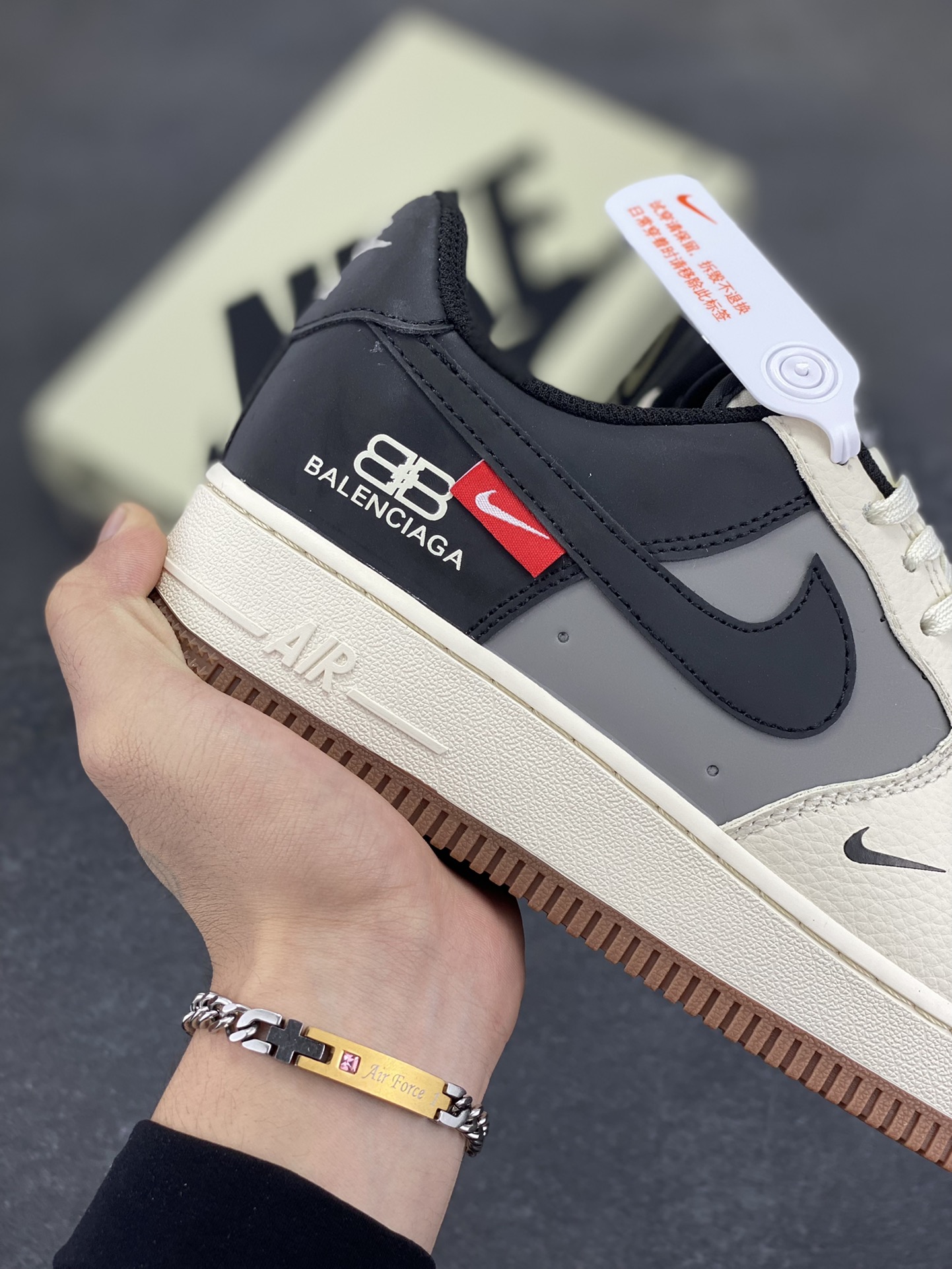 图片[6]-Nike Air Force 1 \’07 Low “巴黎世家联名——米灰黑生胶”空军一号 低帮 运动鞋 休闲鞋 折边针车 工艺难度大 原楦头原纸板 原装鞋盒 定制五金配件 内置全掌气垫 原厂鞋底 货号：HJ3318-005 尺码：36 36.5 37.5 38 38.5 39 40 40.5 41 42 42.5 43 44 44.5 45-选品中心
