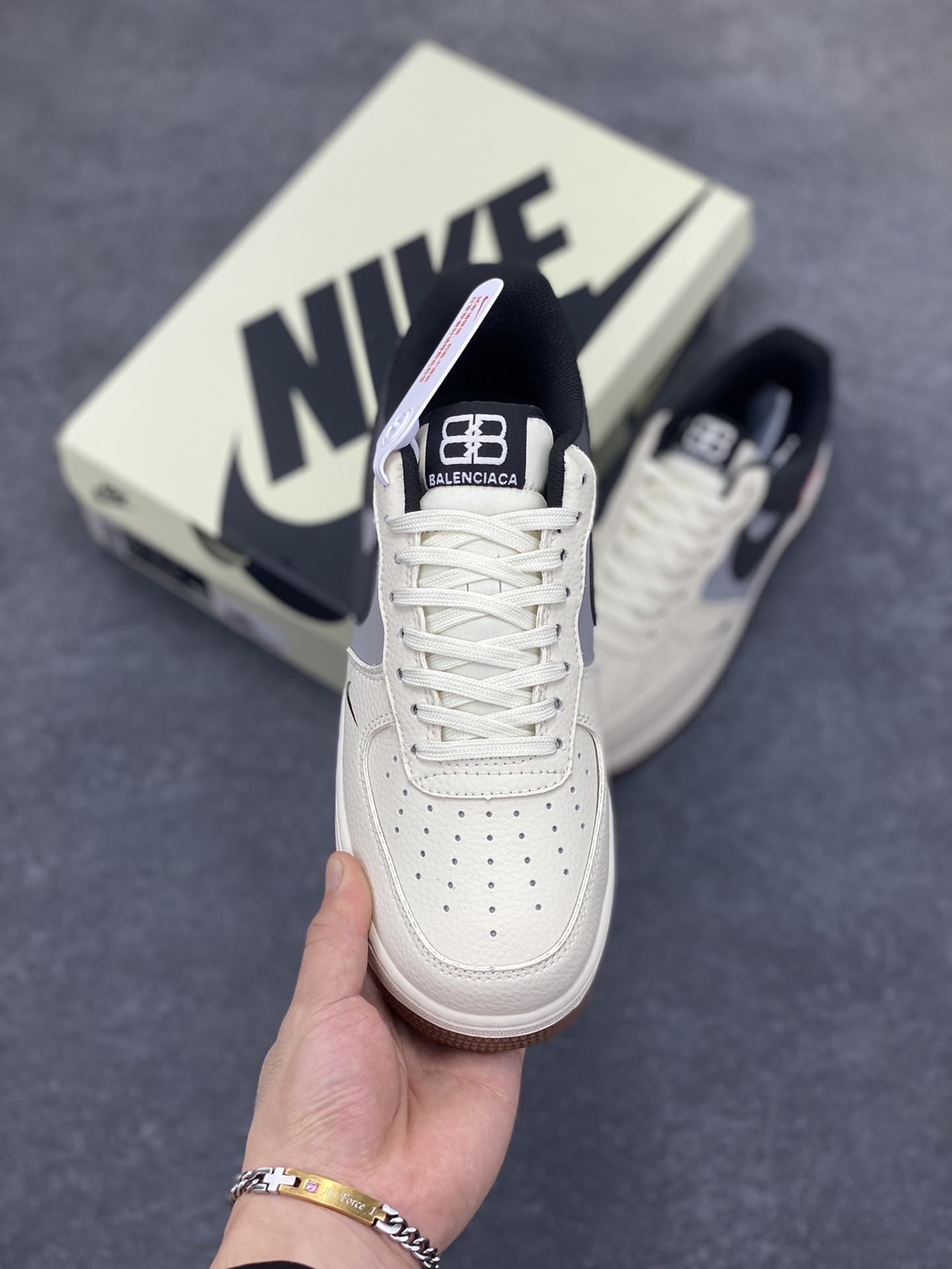 图片[2]-Nike Air Force 1 \’07 Low “巴黎世家联名——米灰黑生胶”空军一号 低帮 运动鞋 休闲鞋 折边针车 工艺难度大 原楦头原纸板 原装鞋盒 定制五金配件 内置全掌气垫 原厂鞋底 货号：HJ3318-005 尺码：36 36.5 37.5 38 38.5 39 40 40.5 41 42 42.5 43 44 44.5 45-选品中心