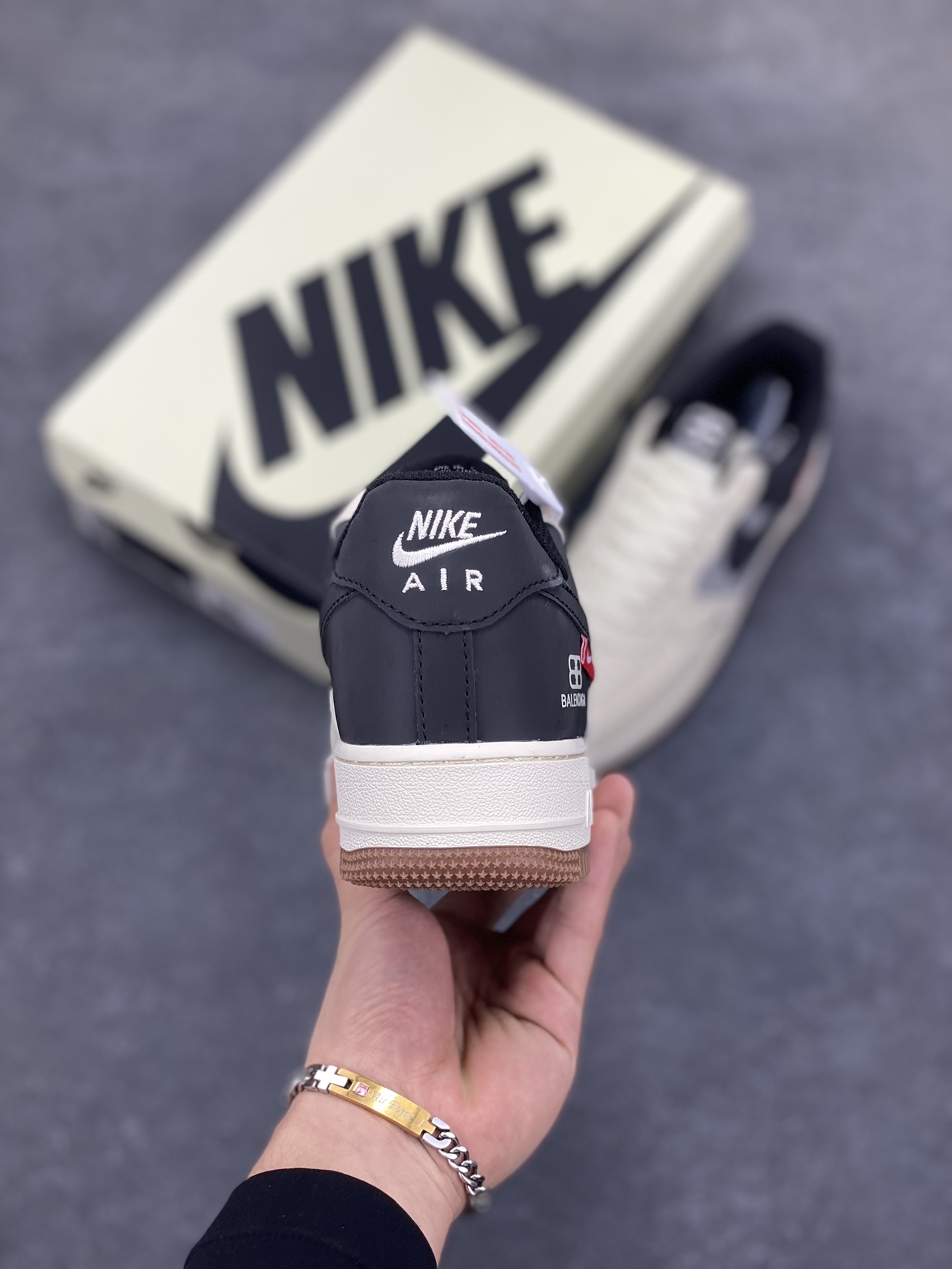 图片[4]-Nike Air Force 1 \’07 Low “巴黎世家联名——米灰黑生胶”空军一号 低帮 运动鞋 休闲鞋 折边针车 工艺难度大 原楦头原纸板 原装鞋盒 定制五金配件 内置全掌气垫 原厂鞋底 货号：HJ3318-005 尺码：36 36.5 37.5 38 38.5 39 40 40.5 41 42 42.5 43 44 44.5 45-选品中心