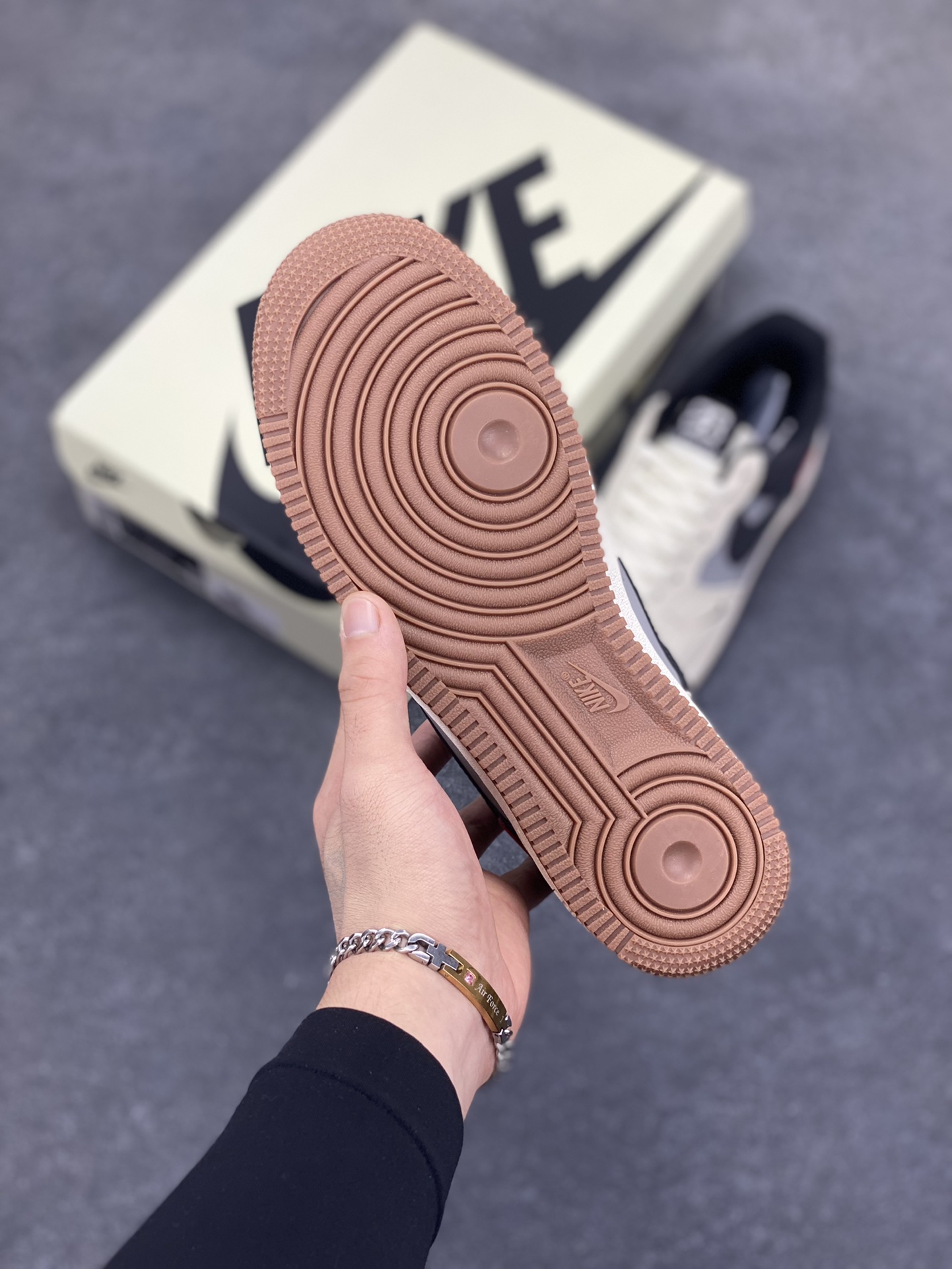 图片[5]-Nike Air Force 1 \’07 Low “巴黎世家联名——米灰黑生胶”空军一号 低帮 运动鞋 休闲鞋 折边针车 工艺难度大 原楦头原纸板 原装鞋盒 定制五金配件 内置全掌气垫 原厂鞋底 货号：HJ3318-005 尺码：36 36.5 37.5 38 38.5 39 40 40.5 41 42 42.5 43 44 44.5 45-选品中心