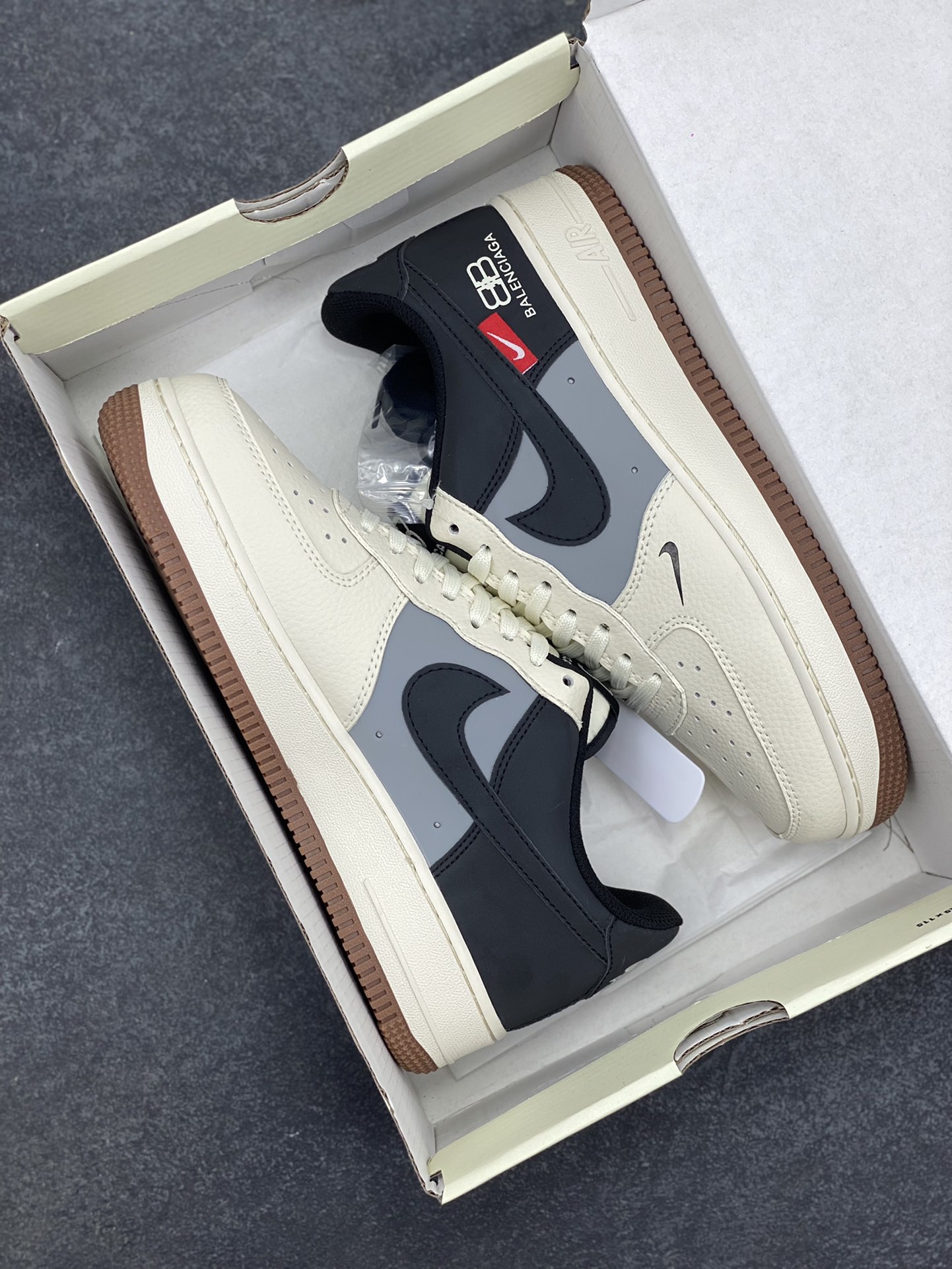 图片[9]-Nike Air Force 1 \’07 Low “巴黎世家联名——米灰黑生胶”空军一号 低帮 运动鞋 休闲鞋 折边针车 工艺难度大 原楦头原纸板 原装鞋盒 定制五金配件 内置全掌气垫 原厂鞋底 货号：HJ3318-005 尺码：36 36.5 37.5 38 38.5 39 40 40.5 41 42 42.5 43 44 44.5 45-选品中心