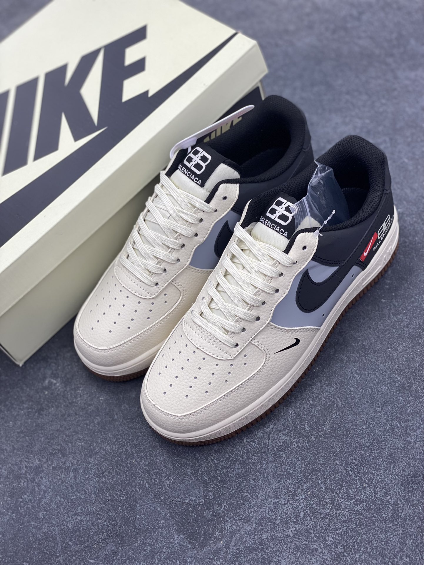 图片[8]-Nike Air Force 1 \’07 Low “巴黎世家联名——米灰黑生胶”空军一号 低帮 运动鞋 休闲鞋 折边针车 工艺难度大 原楦头原纸板 原装鞋盒 定制五金配件 内置全掌气垫 原厂鞋底 货号：HJ3318-005 尺码：36 36.5 37.5 38 38.5 39 40 40.5 41 42 42.5 43 44 44.5 45-选品中心