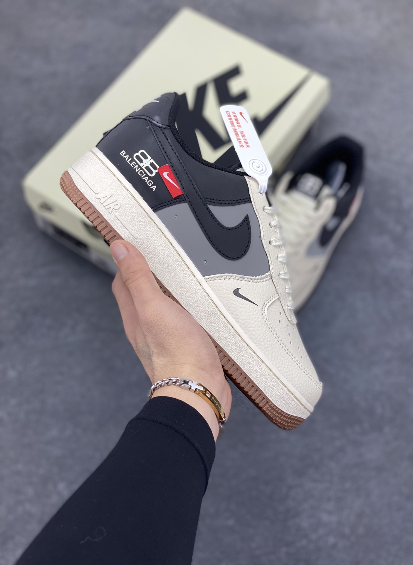Nike Air Force 1 \’07 Low “巴黎世家联名——米灰黑生胶”空军一号 低帮 运动鞋 休闲鞋 折边针车 工艺难度大 原楦头原纸板 原装鞋盒 定制五金配件 内置全掌气垫 原厂鞋底 货号:HJ3318-005 尺码:36 36.5 37.5 38 38.5 39 40 40.5 41 42 42.5 43 44 44.5 45-选品中心