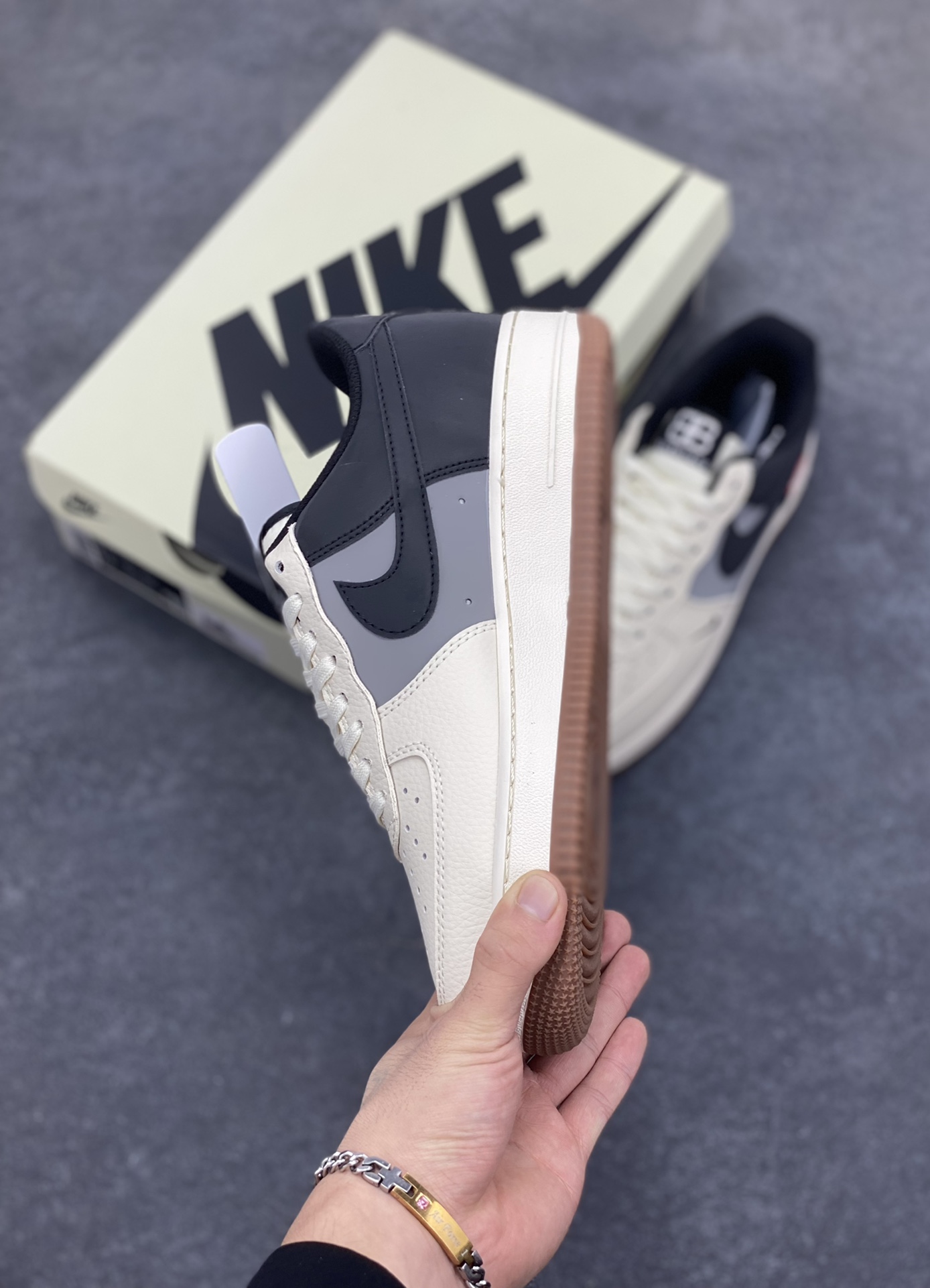 图片[3]-Nike Air Force 1 \’07 Low “巴黎世家联名——米灰黑生胶”空军一号 低帮 运动鞋 休闲鞋 折边针车 工艺难度大 原楦头原纸板 原装鞋盒 定制五金配件 内置全掌气垫 原厂鞋底 货号：HJ3318-005 尺码：36 36.5 37.5 38 38.5 39 40 40.5 41 42 42.5 43 44 44.5 45-选品中心