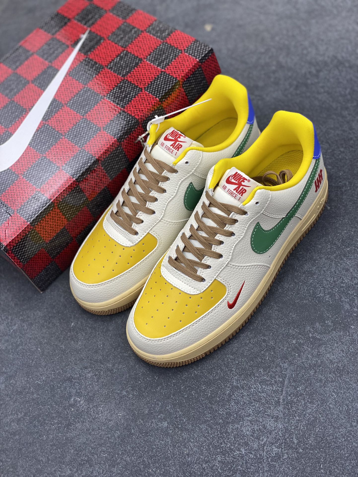 图片[8]-NIke Air Force 1 \’07 Low “UN联名——多彩拼接”空军一号 低帮 运动鞋 休闲鞋 折边针车 工艺难度大 原楦头原纸板 原装鞋盒 定制五金配件 内置全掌气垫 原厂鞋底 货号：KB1688-005 尺码：36 36.5 37.5 38 38.5 39 40 40.5 41 42 42.5 43 44 44.5 45-选品中心