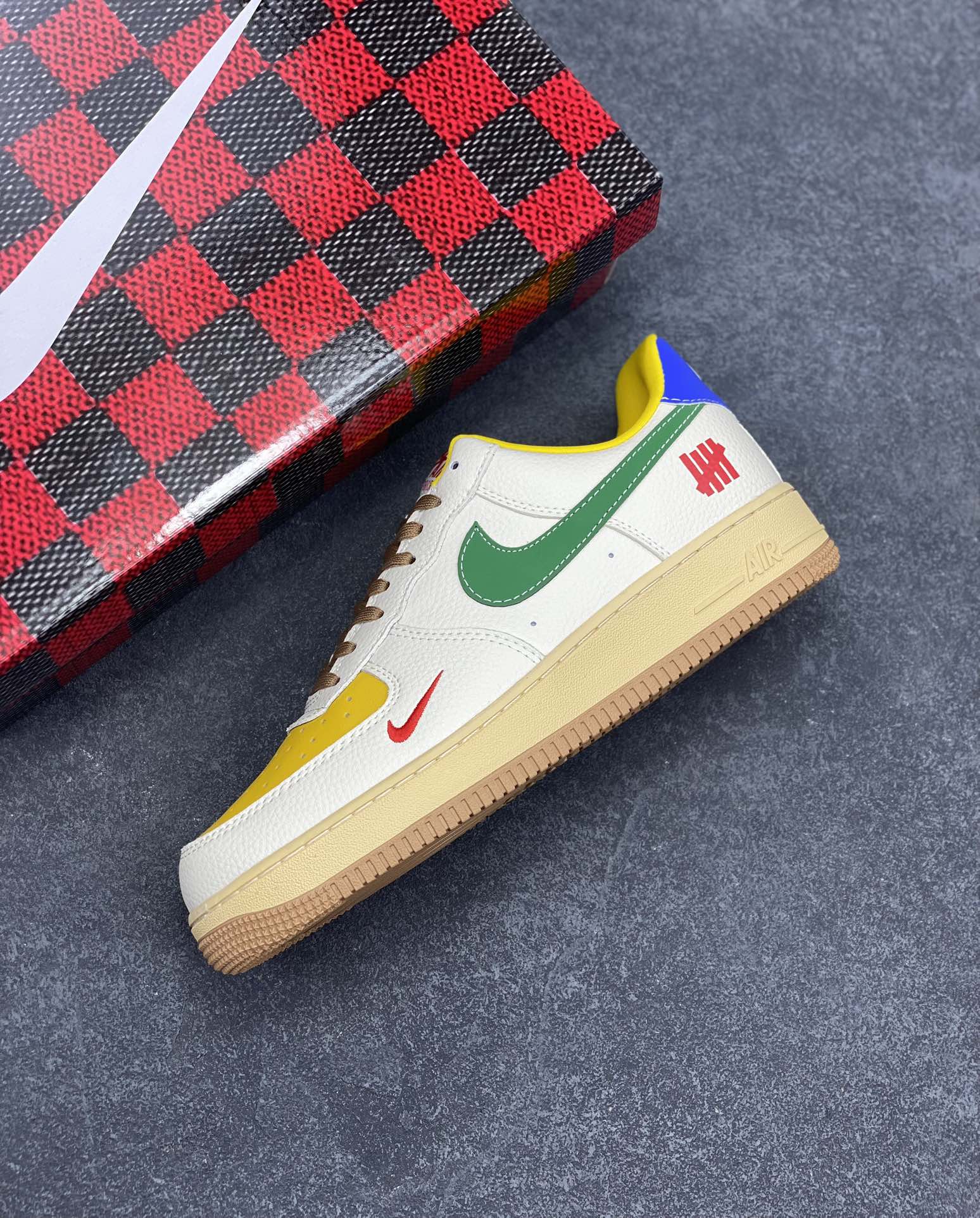 图片[7]-NIke Air Force 1 \’07 Low “UN联名——多彩拼接”空军一号 低帮 运动鞋 休闲鞋 折边针车 工艺难度大 原楦头原纸板 原装鞋盒 定制五金配件 内置全掌气垫 原厂鞋底 货号：KB1688-005 尺码：36 36.5 37.5 38 38.5 39 40 40.5 41 42 42.5 43 44 44.5 45-选品中心