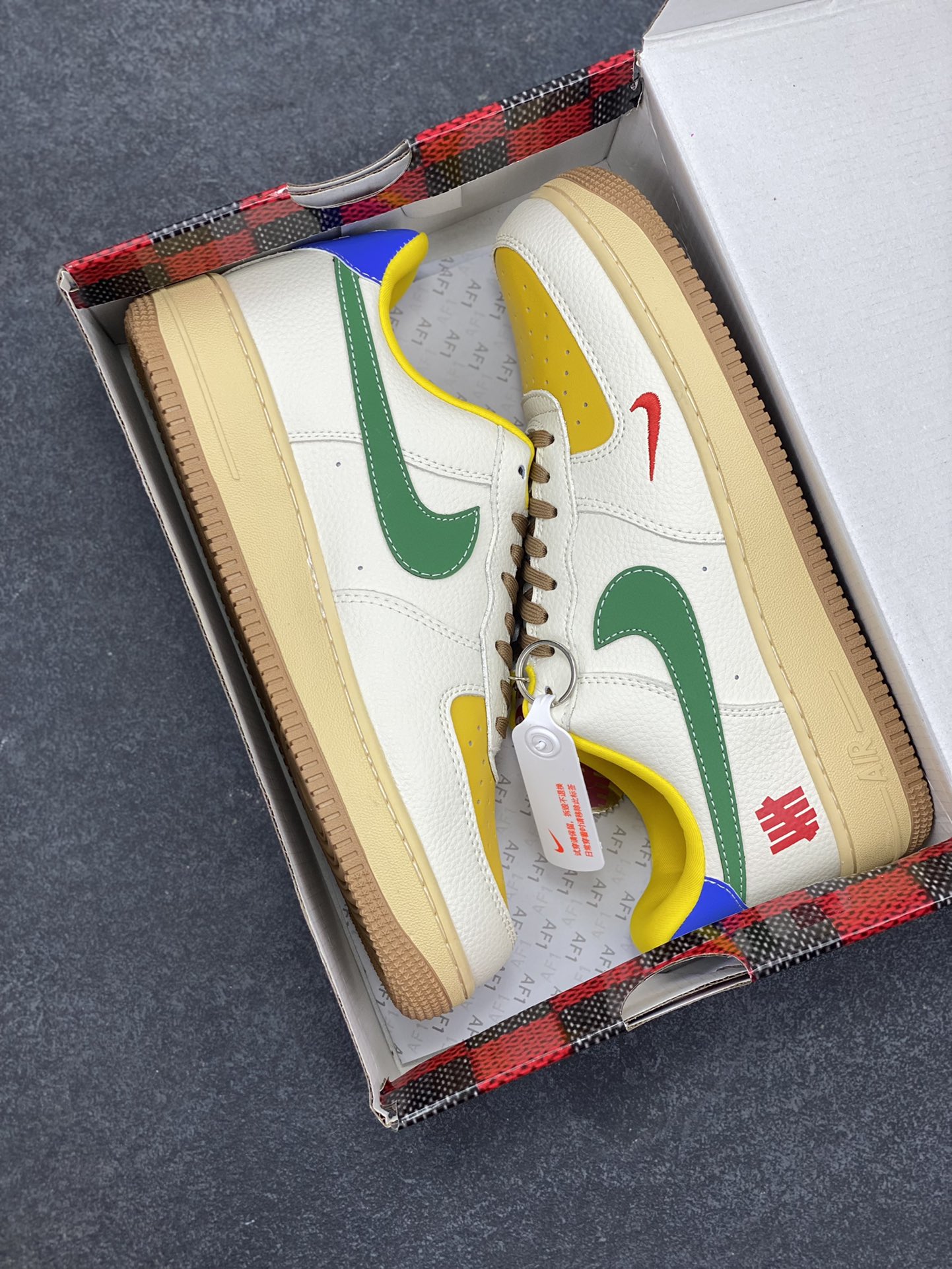 图片[9]-NIke Air Force 1 \’07 Low “UN联名——多彩拼接”空军一号 低帮 运动鞋 休闲鞋 折边针车 工艺难度大 原楦头原纸板 原装鞋盒 定制五金配件 内置全掌气垫 原厂鞋底 货号：KB1688-005 尺码：36 36.5 37.5 38 38.5 39 40 40.5 41 42 42.5 43 44 44.5 45-选品中心