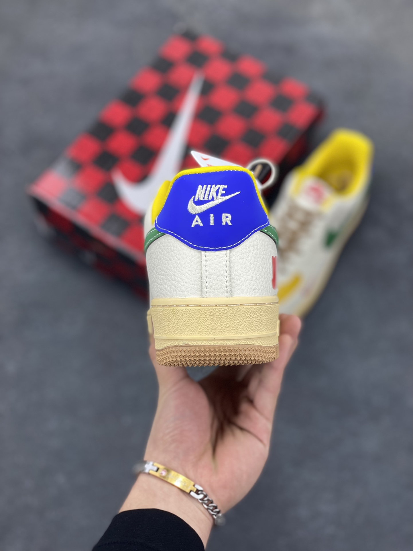 图片[4]-NIke Air Force 1 \’07 Low “UN联名——多彩拼接”空军一号 低帮 运动鞋 休闲鞋 折边针车 工艺难度大 原楦头原纸板 原装鞋盒 定制五金配件 内置全掌气垫 原厂鞋底 货号：KB1688-005 尺码：36 36.5 37.5 38 38.5 39 40 40.5 41 42 42.5 43 44 44.5 45-选品中心