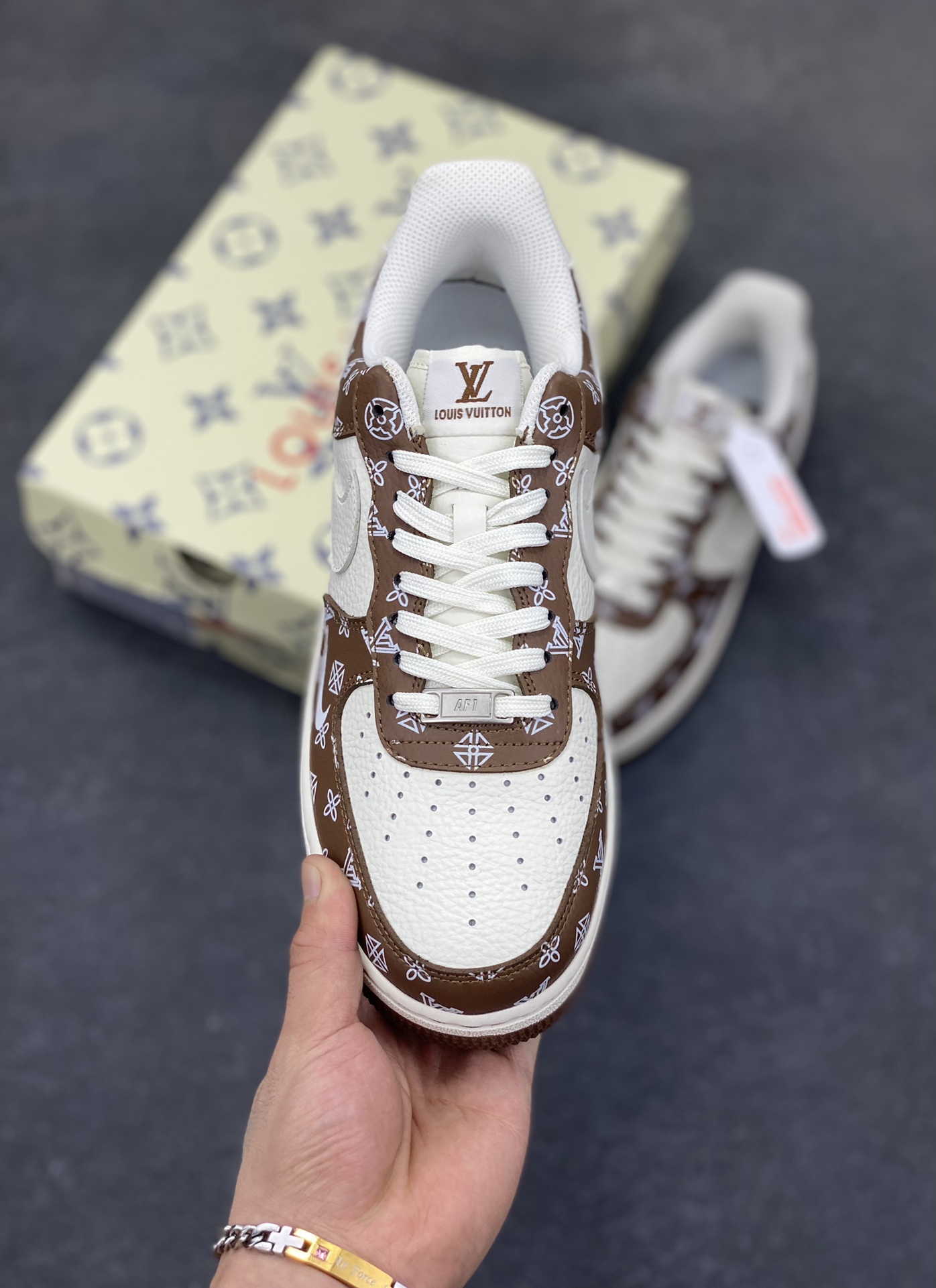 图片[2]-NIke Air Force 1 \’07 Low LV联名–奶白棕 空军一号低帮 运动鞋 休闲鞋 折边针车 工艺难度大 原楦头原纸板 原装鞋盒 原厂鞋底 超高清洁度 细节完美 货号：LW9279-018 尺码：36 36.5 37.5 38 38.5 39 40 40.5 41 42 42.5 43 44 44.5 45-选品中心