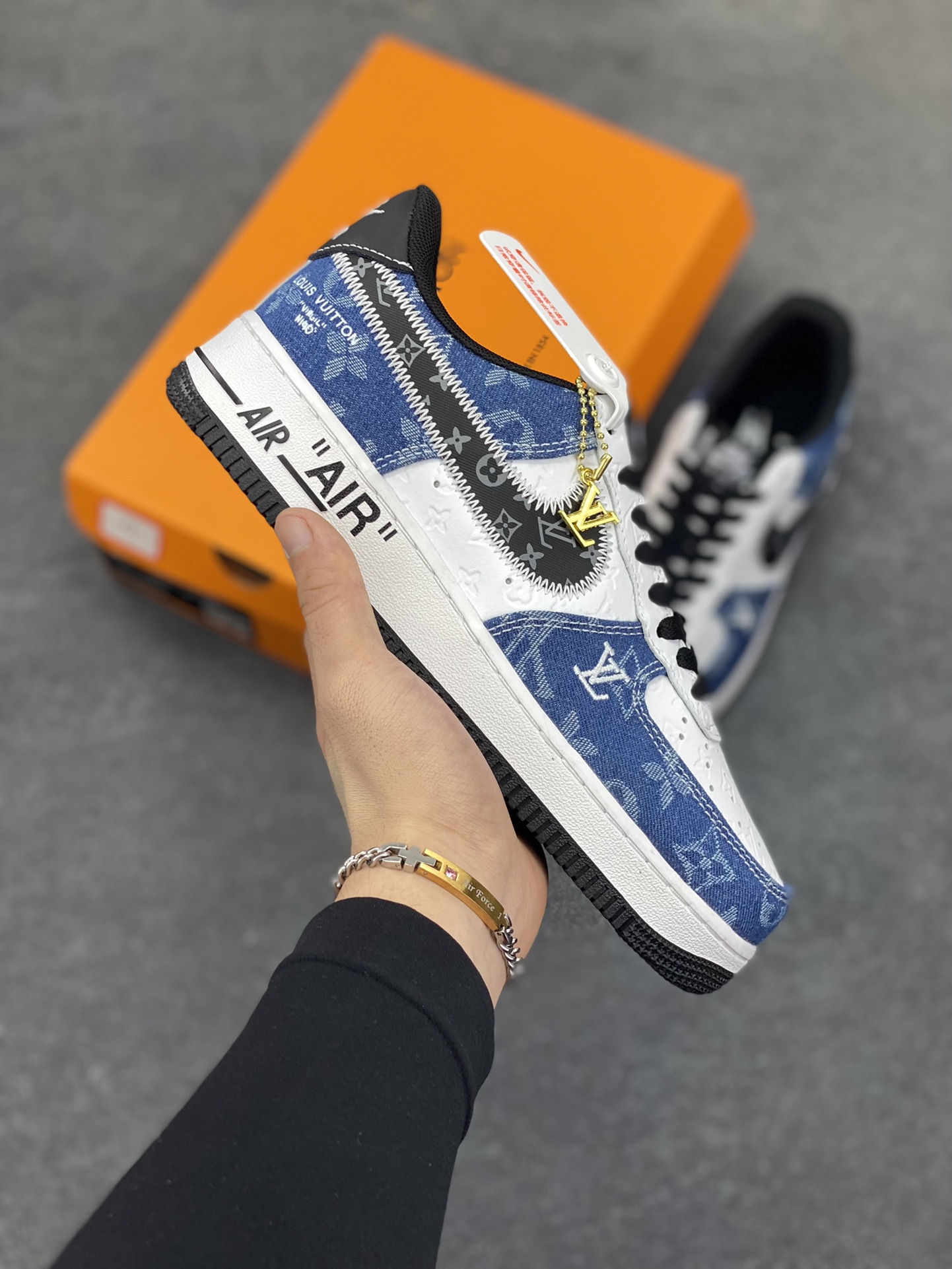 Nike Air Force 1 Low 空军一号低帮百搭休闲运动板鞋。柔软、弹性十足的缓震性能和出色的中底设计,横跨复古与现代的外型结合,造就出风靡全球三十多年的Force 1,直到今天还深受青睐。 货号:YN-769833 尺码:36 36.5 37.5 38 38.5 39 40 40.5 41 42 42.5 43 44 44.5 45-选品中心