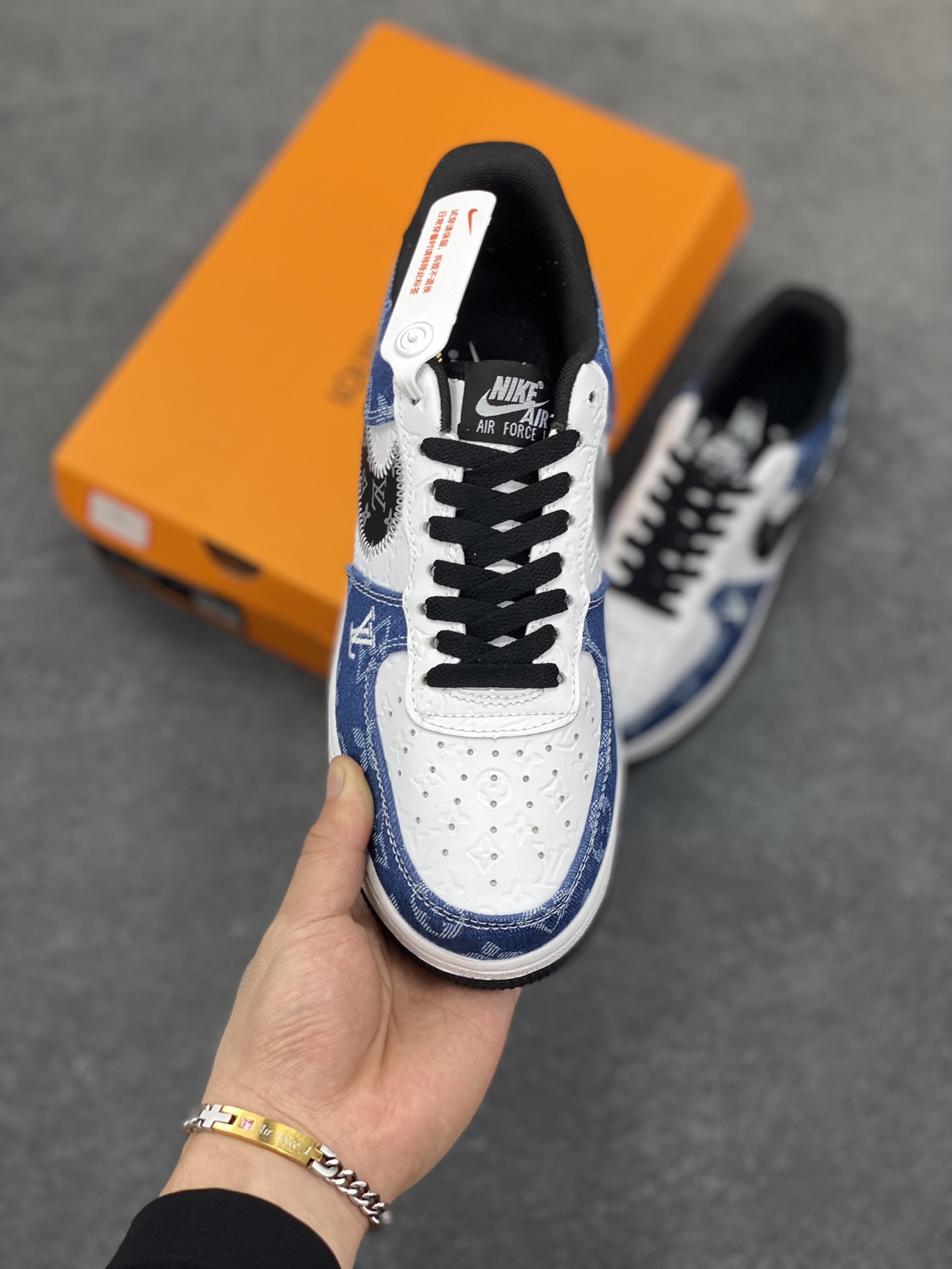 图片[2]-Nike Air Force 1 Low 空军一号低帮百搭休闲运动板鞋。柔软、弹性十足的缓震性能和出色的中底设计，横跨复古与现代的外型结合，造就出风靡全球三十多年的Force 1，直到今天还深受青睐。 货号：YN-769833 尺码：36 36.5 37.5 38 38.5 39 40 40.5 41 42 42.5 43 44 44.5 45-选品中心