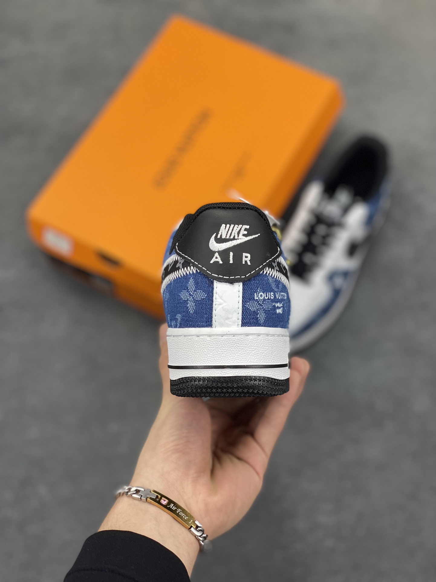 图片[4]-Nike Air Force 1 Low 空军一号低帮百搭休闲运动板鞋。柔软、弹性十足的缓震性能和出色的中底设计，横跨复古与现代的外型结合，造就出风靡全球三十多年的Force 1，直到今天还深受青睐。 货号：YN-769833 尺码：36 36.5 37.5 38 38.5 39 40 40.5 41 42 42.5 43 44 44.5 45-选品中心