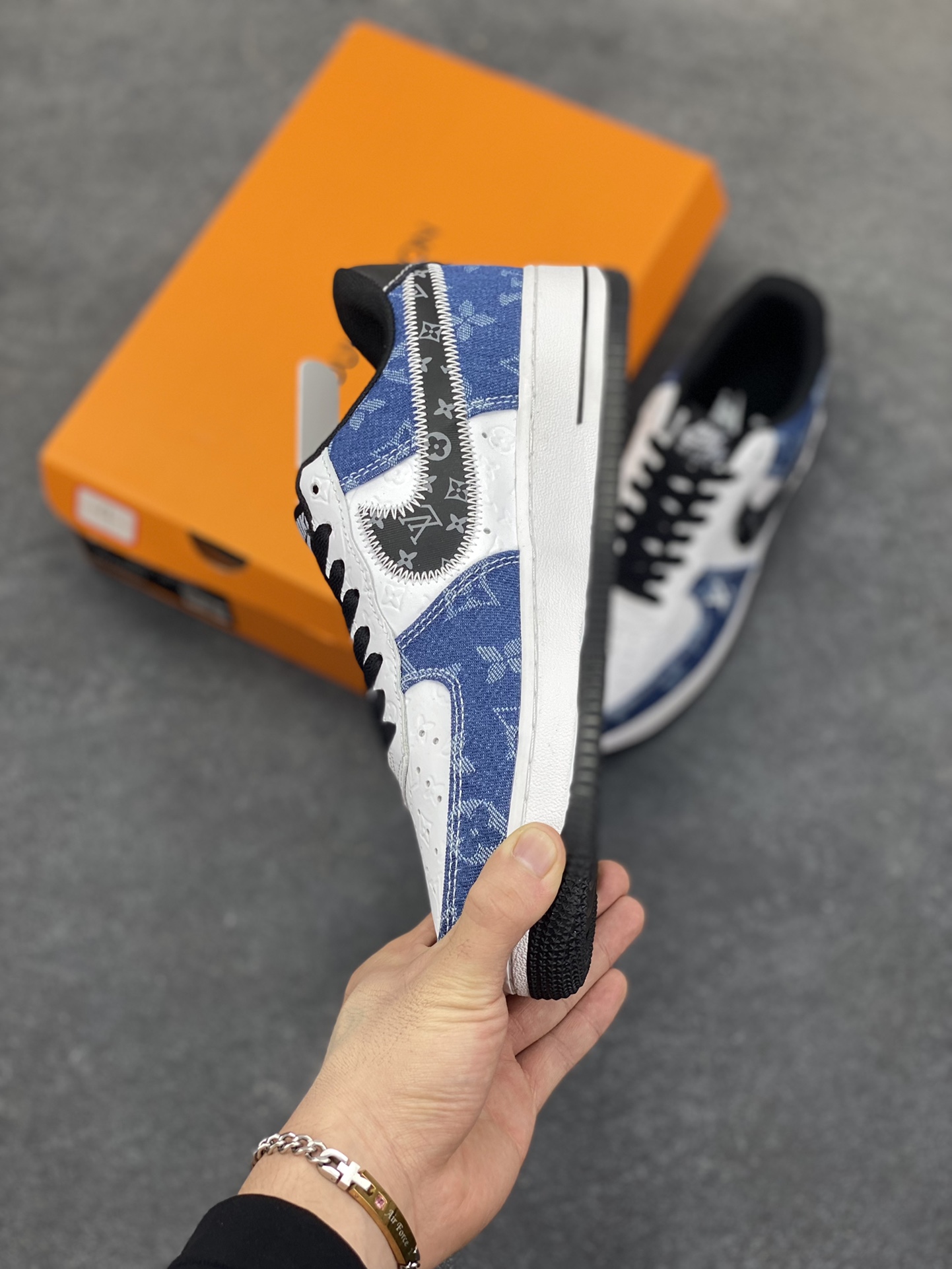 图片[3]-Nike Air Force 1 Low 空军一号低帮百搭休闲运动板鞋。柔软、弹性十足的缓震性能和出色的中底设计，横跨复古与现代的外型结合，造就出风靡全球三十多年的Force 1，直到今天还深受青睐。 货号：YN-769833 尺码：36 36.5 37.5 38 38.5 39 40 40.5 41 42 42.5 43 44 44.5 45-选品中心