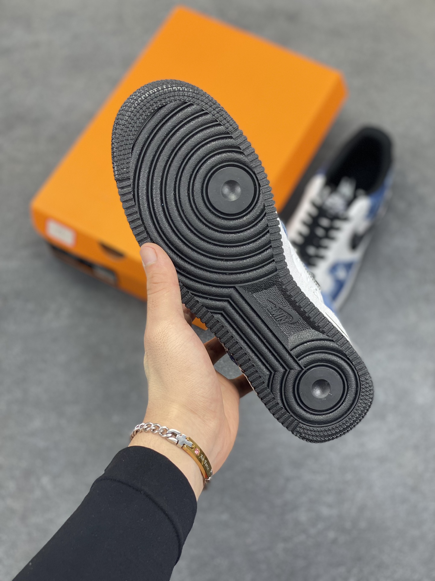 图片[5]-Nike Air Force 1 Low 空军一号低帮百搭休闲运动板鞋。柔软、弹性十足的缓震性能和出色的中底设计，横跨复古与现代的外型结合，造就出风靡全球三十多年的Force 1，直到今天还深受青睐。 货号：YN-769833 尺码：36 36.5 37.5 38 38.5 39 40 40.5 41 42 42.5 43 44 44.5 45-选品中心