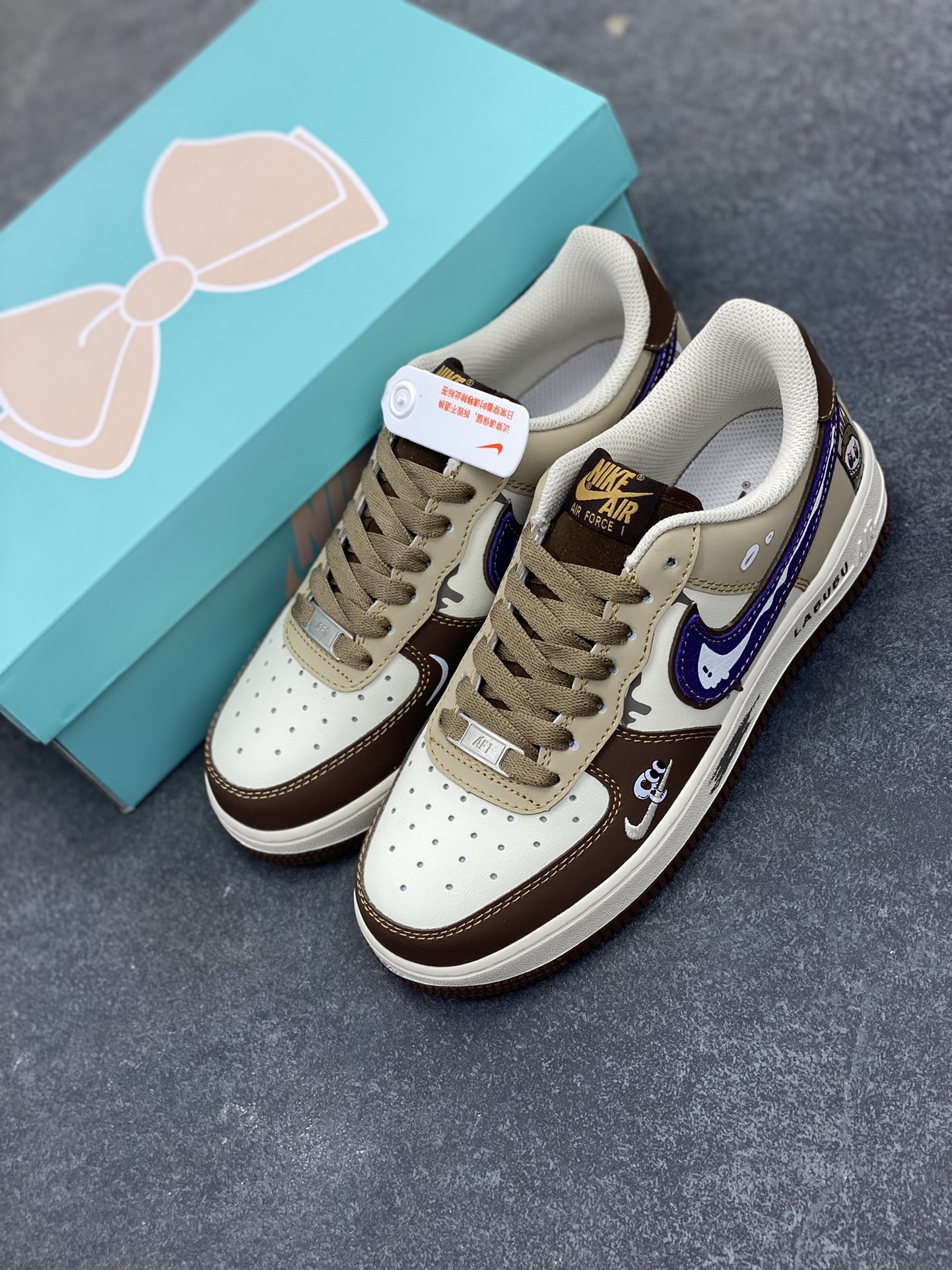 图片[8]-手绘涂鸦“潮趣labubu”空军一号定制板鞋 LABUBU 那萌趣又略带个性的形象，巧妙地绘制在鞋身之上，鞋身的配色经过精心设计，既有大地色系带来的沉稳质感，又有紫色钩子等细节处的亮眼点缀，就如同在低调与张扬之间找到了完美的平衡。而那些看似随意却又独具匠心的涂鸦笔触，更是为整双鞋增添了几分街头潮流的不羁与随性 货号：LJ8822-111 尺码：36 36.5 37.5 38 38.5 39 40 40.5 41 42 42.5 43 44 44.5 45-选品中心