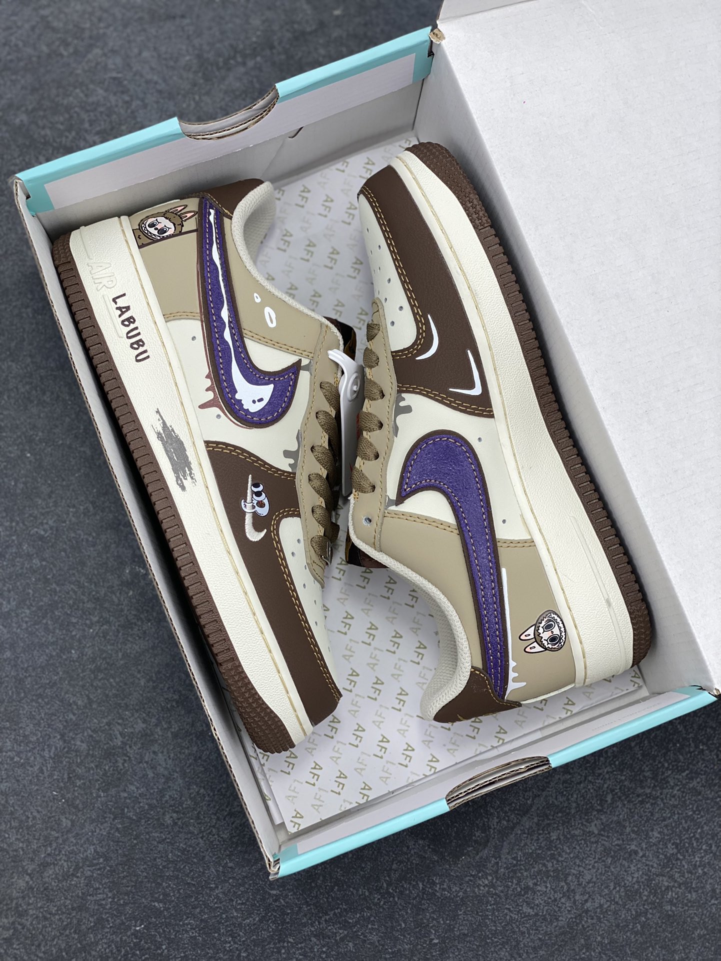 图片[9]-手绘涂鸦“潮趣labubu”空军一号定制板鞋 LABUBU 那萌趣又略带个性的形象，巧妙地绘制在鞋身之上，鞋身的配色经过精心设计，既有大地色系带来的沉稳质感，又有紫色钩子等细节处的亮眼点缀，就如同在低调与张扬之间找到了完美的平衡。而那些看似随意却又独具匠心的涂鸦笔触，更是为整双鞋增添了几分街头潮流的不羁与随性 货号：LJ8822-111 尺码：36 36.5 37.5 38 38.5 39 40 40.5 41 42 42.5 43 44 44.5 45-选品中心