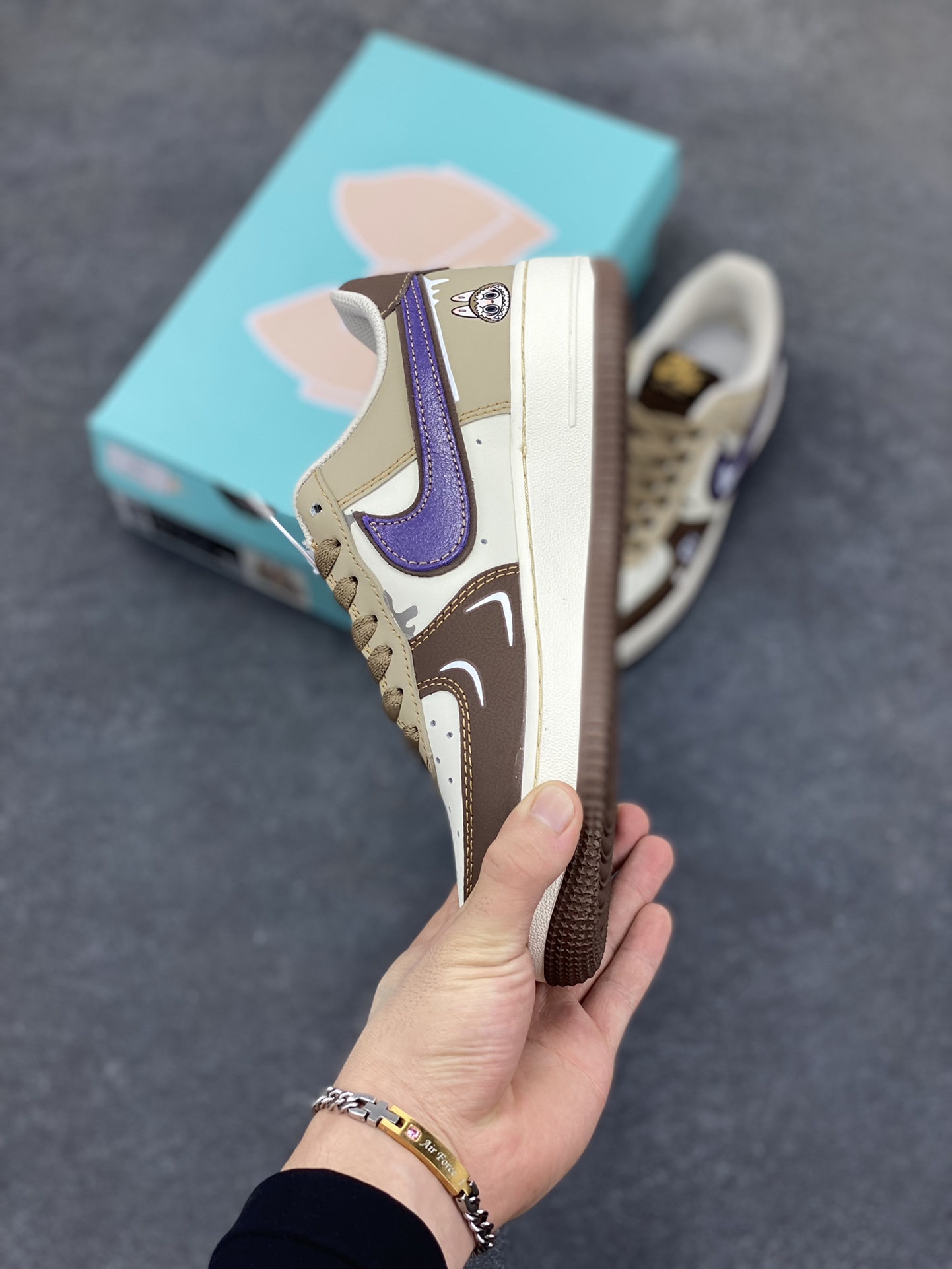 图片[3]-手绘涂鸦“潮趣labubu”空军一号定制板鞋 LABUBU 那萌趣又略带个性的形象，巧妙地绘制在鞋身之上，鞋身的配色经过精心设计，既有大地色系带来的沉稳质感，又有紫色钩子等细节处的亮眼点缀，就如同在低调与张扬之间找到了完美的平衡。而那些看似随意却又独具匠心的涂鸦笔触，更是为整双鞋增添了几分街头潮流的不羁与随性 货号：LJ8822-111 尺码：36 36.5 37.5 38 38.5 39 40 40.5 41 42 42.5 43 44 44.5 45-选品中心