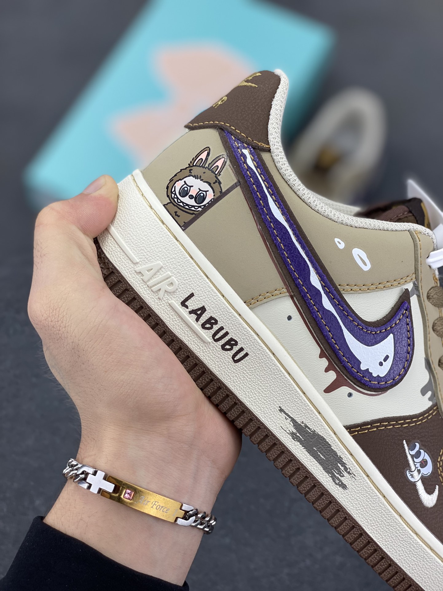图片[6]-手绘涂鸦“潮趣labubu”空军一号定制板鞋 LABUBU 那萌趣又略带个性的形象，巧妙地绘制在鞋身之上，鞋身的配色经过精心设计，既有大地色系带来的沉稳质感，又有紫色钩子等细节处的亮眼点缀，就如同在低调与张扬之间找到了完美的平衡。而那些看似随意却又独具匠心的涂鸦笔触，更是为整双鞋增添了几分街头潮流的不羁与随性 货号：LJ8822-111 尺码：36 36.5 37.5 38 38.5 39 40 40.5 41 42 42.5 43 44 44.5 45-选品中心