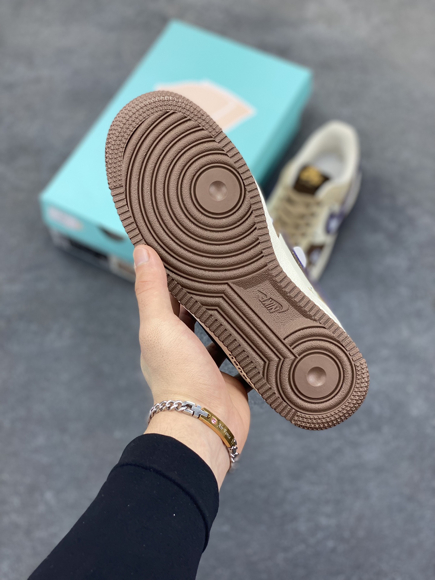 图片[5]-手绘涂鸦“潮趣labubu”空军一号定制板鞋 LABUBU 那萌趣又略带个性的形象，巧妙地绘制在鞋身之上，鞋身的配色经过精心设计，既有大地色系带来的沉稳质感，又有紫色钩子等细节处的亮眼点缀，就如同在低调与张扬之间找到了完美的平衡。而那些看似随意却又独具匠心的涂鸦笔触，更是为整双鞋增添了几分街头潮流的不羁与随性 货号：LJ8822-111 尺码：36 36.5 37.5 38 38.5 39 40 40.5 41 42 42.5 43 44 44.5 45-选品中心