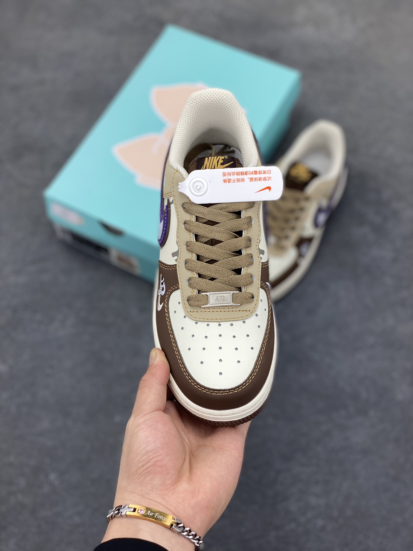 图片[2]-手绘涂鸦“潮趣labubu”空军一号定制板鞋 LABUBU 那萌趣又略带个性的形象，巧妙地绘制在鞋身之上，鞋身的配色经过精心设计，既有大地色系带来的沉稳质感，又有紫色钩子等细节处的亮眼点缀，就如同在低调与张扬之间找到了完美的平衡。而那些看似随意却又独具匠心的涂鸦笔触，更是为整双鞋增添了几分街头潮流的不羁与随性 货号：LJ8822-111 尺码：36 36.5 37.5 38 38.5 39 40 40.5 41 42 42.5 43 44 44.5 45-选品中心