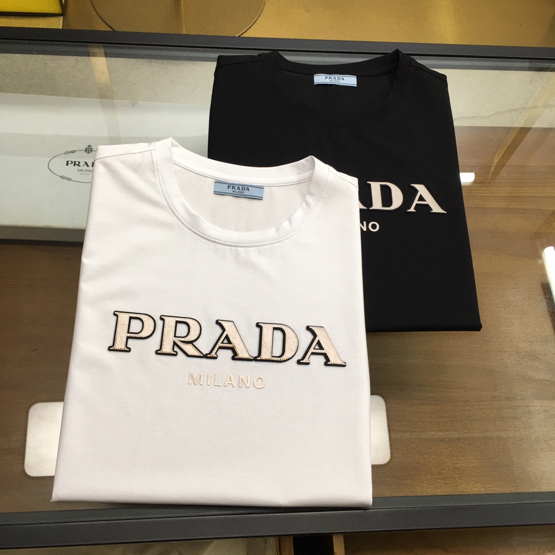 NO:471953,New product 'Prad...' 2025 spring and summer new model first-time counter latest short-sleeved round-neck T-shirt, high-end customization, avant-garde and fashionable design!  Brand logo heavy craft design, high-end customized double mercerized fabric, soft feel, comfortable to wear, exquisite counter-level car line, fine workmanship, invincible and handsome upper body effect!  A must-have item for handsome men!  Gospel of Fatty--As shown in the figure, code number M-5XL (maximum 6xl can wear 230 catties),,prada,T-shirt,tees,t-shirt,alexander wang19860909新品 《Prad...》 2025春夏新款首发专柜最新款短袖圆领T恤 高端订制 设计前卫时尚！品牌logo重工艺设计 高端定制双丝光面料.手感柔软.穿着舒适.专柜级别精致车线.做工精细.上身效果无敌帅气！型男必备单品！胖子福音-- 如图 码数 M-5XL(最大6xl可穿230斤),,prada,T-shirt,tees，t-shirt,alexander wang,Men's clothing
