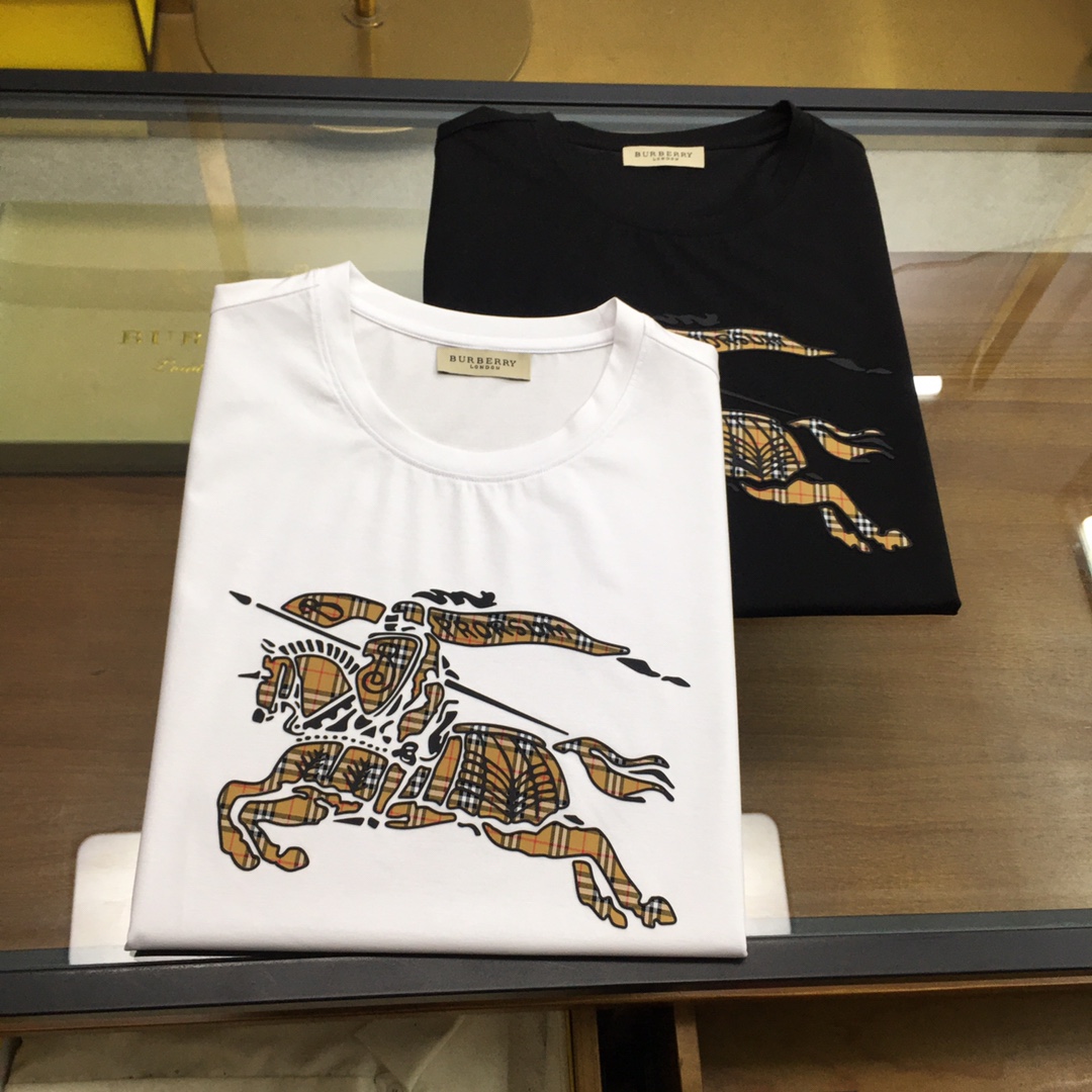NO:471965,New product 'Burber...y' 2025 spring and summer new model first-time counter latest short-sleeved round-neck T-shirt, high-end customization, avant-garde and fashionable design!  Brand logo heavy craft design, high-end customized double mercerized fabric, soft feel, comfortable to wear, exquisite counter-level car line, fine workmanship, invincible and handsome upper body effect!  A must-have item for handsome men!  Gospel of Fatty--As shown in the figure, code number M-5XL (maximum 6xl can wear 230 catties), burberry, T-shirt,tees, t-shirt,alexander wang19860909新品 《Burber...y》 2025春夏新款首发专柜最新款短袖圆领T恤 高端订制 设计前卫时尚！品牌logo重工艺设计 高端定制双丝光面料.手感柔软.穿着舒适.专柜级别精致车线.做工精细.上身效果无敌帅气！型男必备单品！胖子福音-- 如图 码数 M-5XL(最大6xl可穿230斤),,burberry,T-shirt,tees，t-shirt,alexander wang,Men's clothing