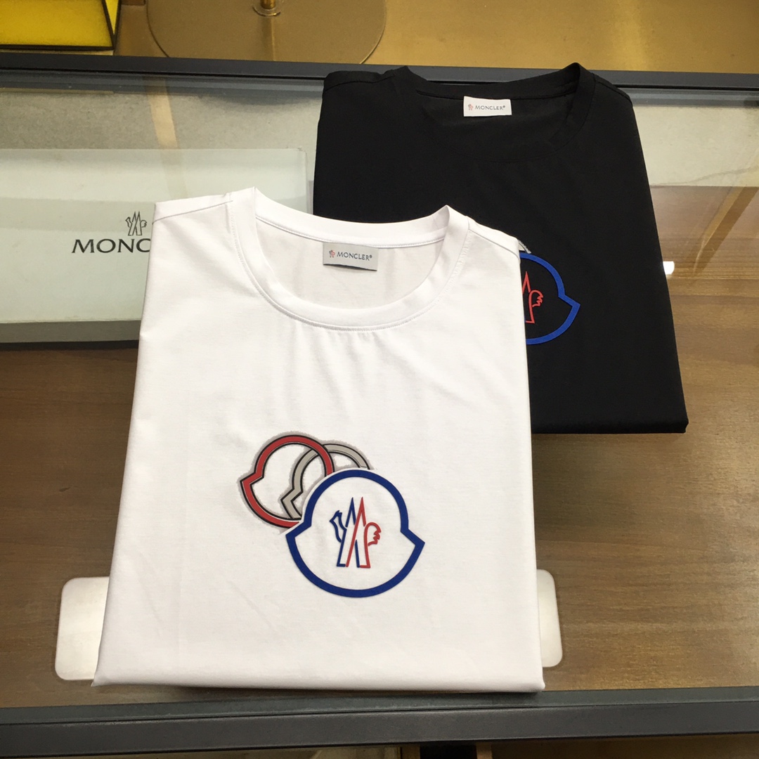 NO:471968,New product 'Moncle...' 2025 spring and summer new model first-time counter latest short-sleeved round-neck T-shirt, high-end customization, avant-garde and fashionable design!  Brand logo heavy craft design, high-end customized double mercerized fabric, soft feel, comfortable to wear, exquisite counter-level car line, fine workmanship, invincible and handsome upper body effect!  A must-have item for handsome men!  Gospel of Fatty--As shown in the figure, code number M-5XL (maximum 6xl can wear 230 catties),,T-shirt,tees,t-shirt,alexander wang19860909新品 《Moncle...》 2025春夏新款首发专柜最新款短袖圆领T恤 高端订制 设计前卫时尚！品牌logo重工艺设计 高端定制双丝光面料.手感柔软.穿着舒适.专柜级别精致车线.做工精细.上身效果无敌帅气！型男必备单品！胖子福音-- 如图 码数 M-5XL(最大6xl可穿230斤),,T-shirt,tees，t-shirt,alexander wang,Men's clothing