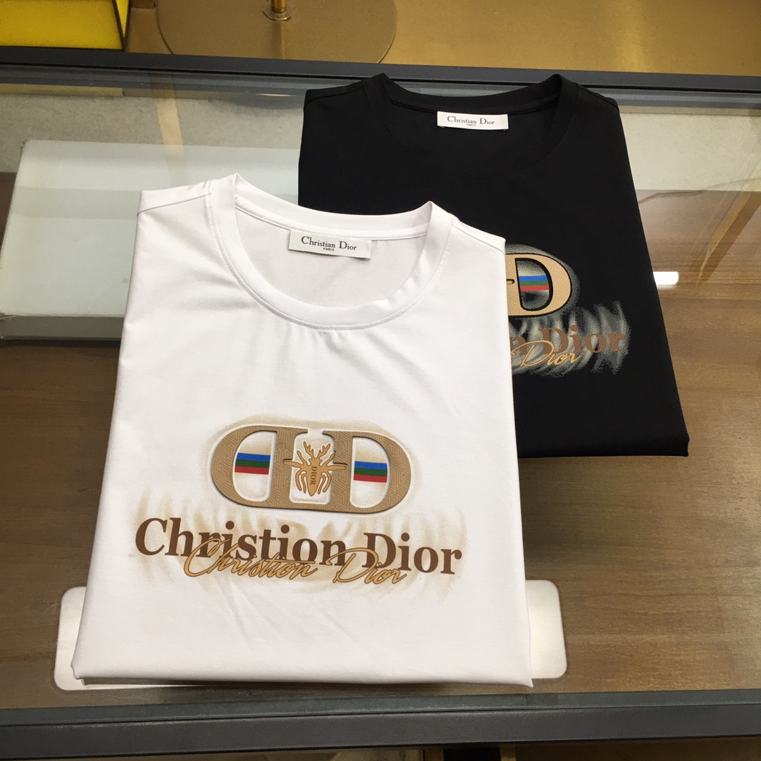 NO:471961,New product 'Dio.r...' 2025 spring and summer new model first-time counter latest short-sleeved round-neck T-shirt, high-end customization, avant-garde and fashionable design!  Brand logo heavy craft design, high-end customized double mercerized fabric, soft feel, comfortable to wear, exquisite counter-level car line, fine workmanship, invincible and handsome upper body effect!  A must-have item for handsome men!  Gospel of Fatty--As shown in the figure, code number M-5XL (maximum 6xl can wear 230 catties),,dior,T-shirt,tees,t-shirt,alexander wang19860909新品 《Dio.r...》 2025春夏新款首发专柜最新款短袖圆领T恤 高端订制 设计前卫时尚！品牌logo重工艺设计 高端定制双丝光面料.手感柔软.穿着舒适.专柜级别精致车线.做工精细.上身效果无敌帅气！型男必备单品！胖子福音-- 如图 码数 M-5XL(最大6xl可穿230斤),,dior,T-shirt,tees，t-shirt,alexander wang,Men's clothing