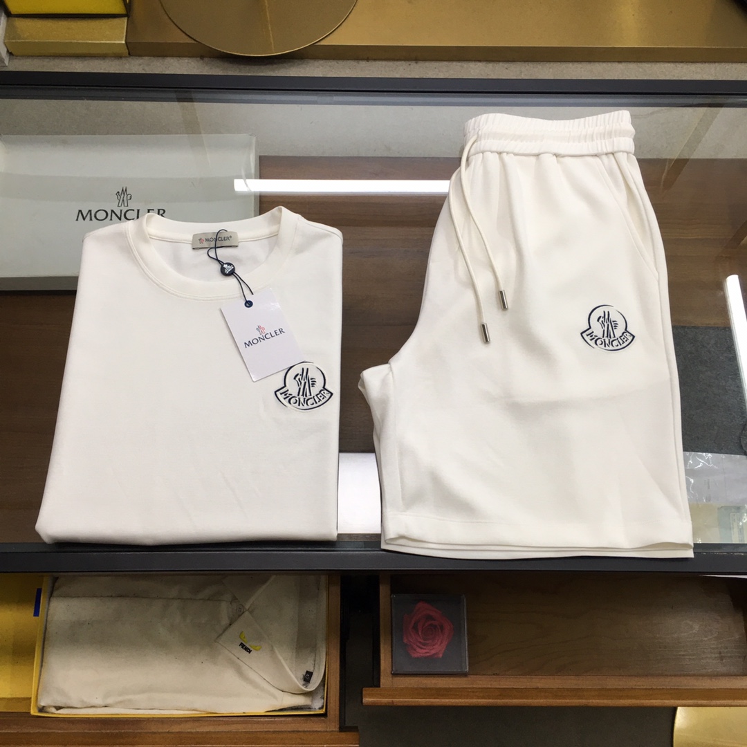 NO:471982,New product set/set [Moncle] [New product set 2025SS men's short-sleeved/shorts casual set Simple and fashionable style comes from the brand's new beauty works. There are few products in the trade channel!   2025SS Decorative logo design Men's round neck short-sleeved T-shirt Regular straight-cut design, with a unique and fashionable style, and is born extraordinary. The counter is evergreen! Simple and not simple.. It feels soft and has a very comfortable fit. The chest is decorated with a classic logo, creating a harmonious luxury and fashionable atmosphere, reinterpreting the basic items and giving them a new meaning, and exquisite details reveal the brand's luxury atmosphere.. Size M/L/XL/2XL/3XL Top M Shoulder width 44 Bust 104 Long 68 Sleeve length 22 Trousers M Waist 78 Hip 106 Crotch 28 Trousers 50,,shorts,T-shirt,tees,t-shirt,alexander wang19860909新品套装/套【Moncle】【新品套装 2025SS男士短袖/短裤 休闲套装 简约时尚格调来自品牌新秀丽作. 贸易渠道货品,为数稀少！  2025SS 饰装饰标识设计 男士圆领短袖T恤 常规直裁设计,兼具个性时尚范儿,与生俱来的不平凡.柜台常青款!简约不简单.. 手感柔软,贴身穿着舒适度极高. 胸前装饰时尚经典的Logo标识,营造和谐的奢华时尚气息,重释了基础单品并赋予其崭新含义的态度与考量,精致细节流露品牌高奢气息.. 尺码M/L/XL/2XL/3XL 上衣M肩宽44胸围104衣长68袖长22 裤装M腰围78臀围106裤裆28裤长50,,shorts,T-shirt,tees，t-shirt,alexander wang,Men's clothing