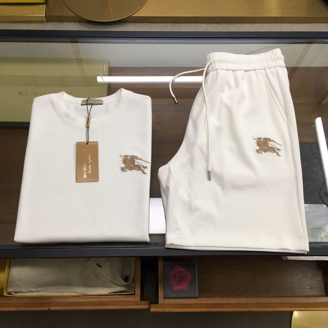 NO:471978,New product set/set [Burber...y] [New product set 2025SS men's short-sleeved/shorts casual set Simple and fashionable style comes from the brand's new beauty works. There are few products in the trade channel!   2025SS Decorative logo design Men's round neck short-sleeved T-shirt Regular straight-cut design, with a unique and fashionable style, and is born extraordinary. Evergreen style on the counter! Simple and not simple.. Soft feel, extremely comfortable to wear. The chest is decorated with a fashionable and classic logo, creating a harmonious luxury and fashionable atmosphere, reinterpreting the basic items and giving them a new meaning, and exquisite details reveal the brand's luxury atmosphere.. Size M/L/XL/2XL/3XL Top M Shoulder width 44 Bust 104 Long 68 Sleeve length 22 Trousers M Waist 78 Hip 106 Crotch 28 Trousers 50, burberry, shorts, T-shirt,tees, t-shirt, alexander wang19860909新品套装/套【Burber...y】【新品套装 2025SS男士短袖/短裤 休闲套装 简约时尚格调来自品牌新秀丽作. 贸易渠道货品,为数稀少！  2025SS 饰装饰标识设计 男士圆领短袖T恤 常规直裁设计,兼具个性时尚范儿,与生俱来的不平凡.柜台常青款!简约不简单.. 手感柔软,贴身穿着舒适度极高. 胸前装饰时尚经典的Logo标识,营造和谐的奢华时尚气息,重释了基础单品并赋予其崭新含义的态度与考量,精致细节流露品牌高奢气息.. 尺码M/L/XL/2XL/3XL 上衣M肩宽44胸围104衣长68袖长22 裤装M腰围78臀围106裤裆28裤长50,,burberry,shorts,T-shirt,tees，t-shirt,alexander wang,Men's clothing