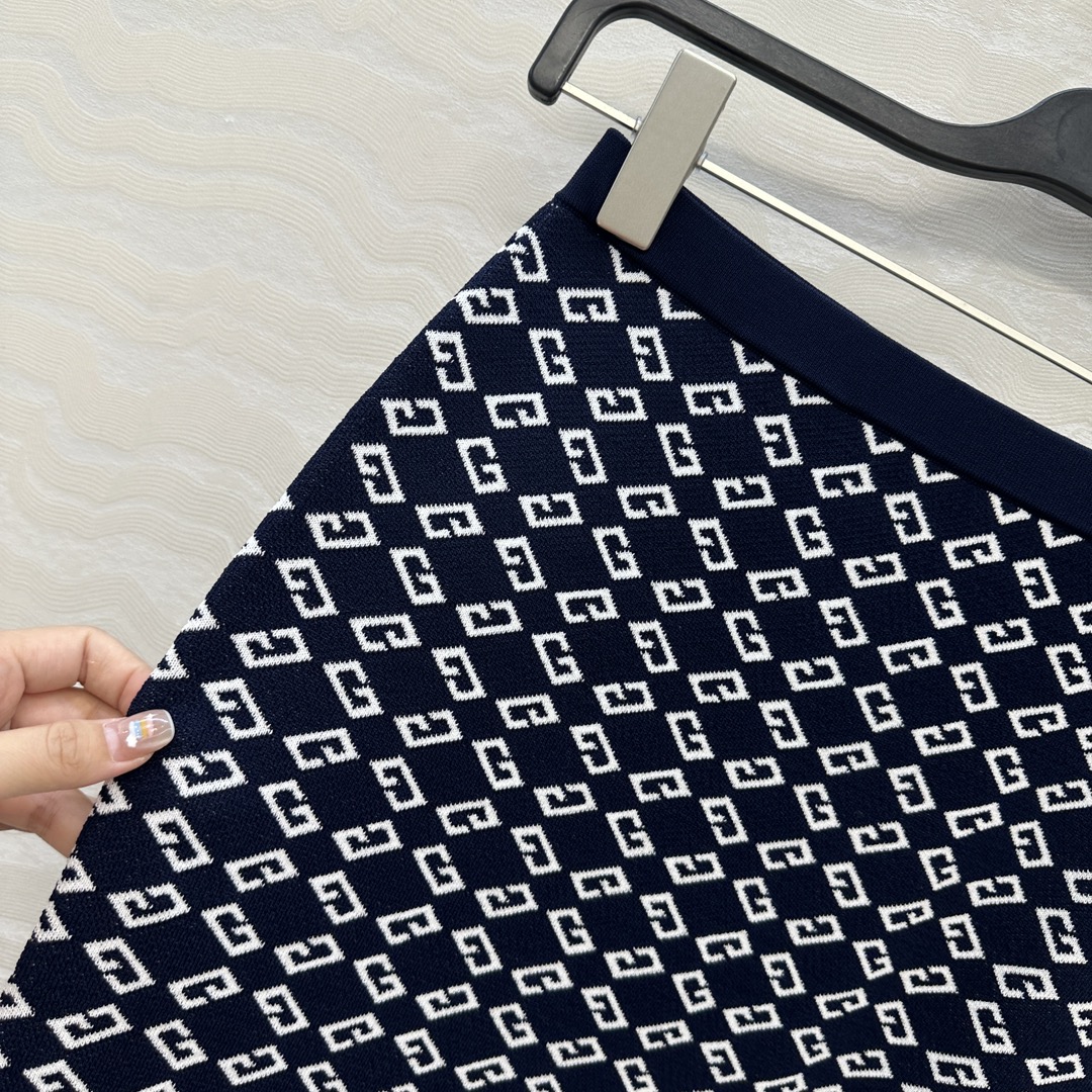 独家首发❤️原单品质！25s春夏 Gv度假新品针织半裙。定制海军蓝白提花撞色。18针徳国机圆桶提花双织工