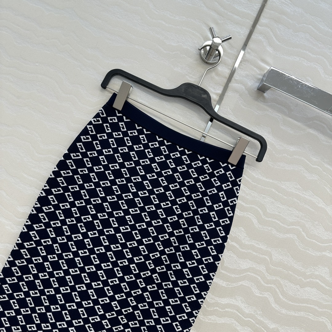 独家首发❤️原单品质！25s春夏 Gv度假新品针织半裙。定制海军蓝白提花撞色。18针徳国机圆桶提花双织工