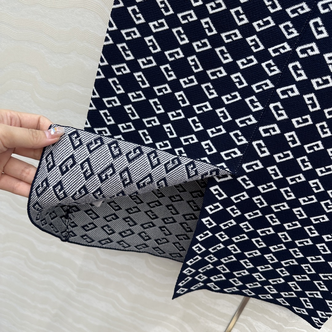 独家首发❤️原单品质！25s春夏 Gv度假新品针织半裙。定制海军蓝白提花撞色。18针徳国机圆桶提花双织工