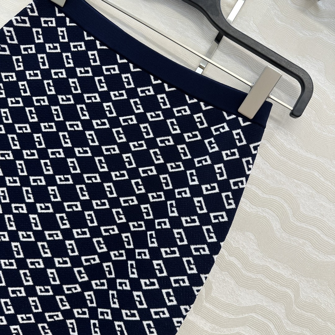 独家首发❤️原单品质！25s春夏 Gv度假新品针织半裙。定制海军蓝白提花撞色。18针徳国机圆桶提花双织工